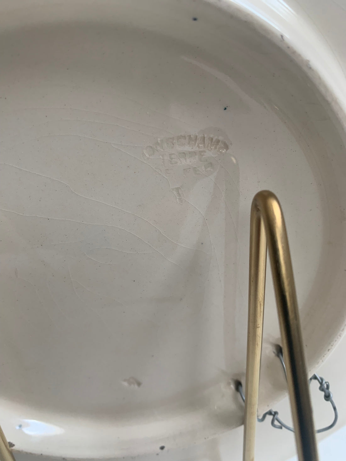 Paire d'assiettes Longchamp XIXème en barbotine (restaurées, livraison incluse)