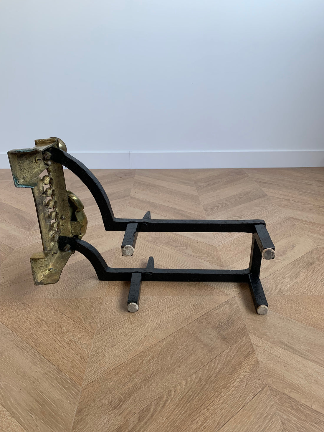 Paire de chenets Louis XVI aux lions