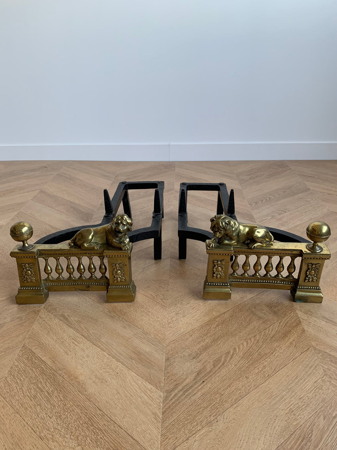 Paire de chenets Louis XVI aux lions