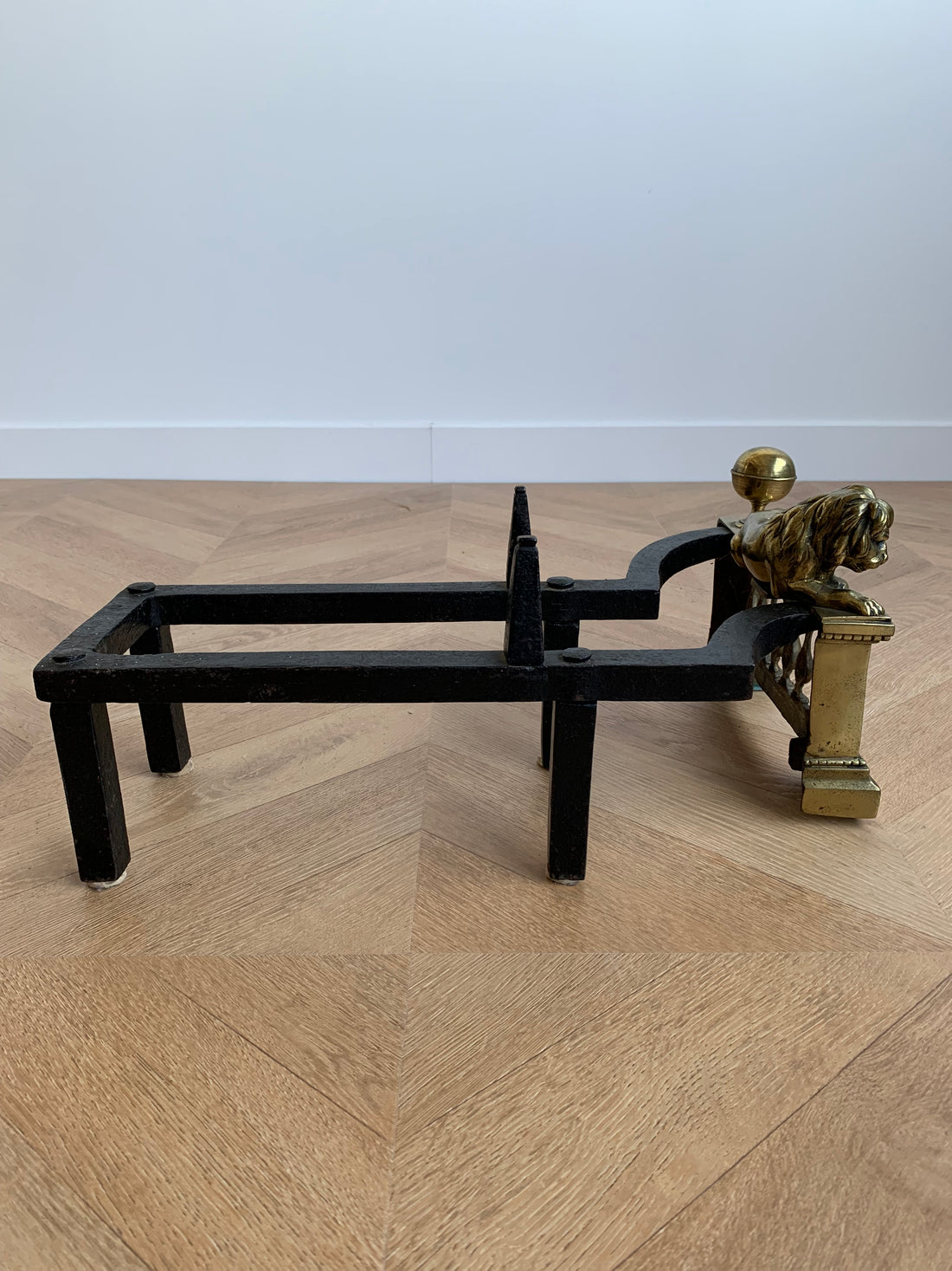 Paire de chenets Louis XVI aux lions