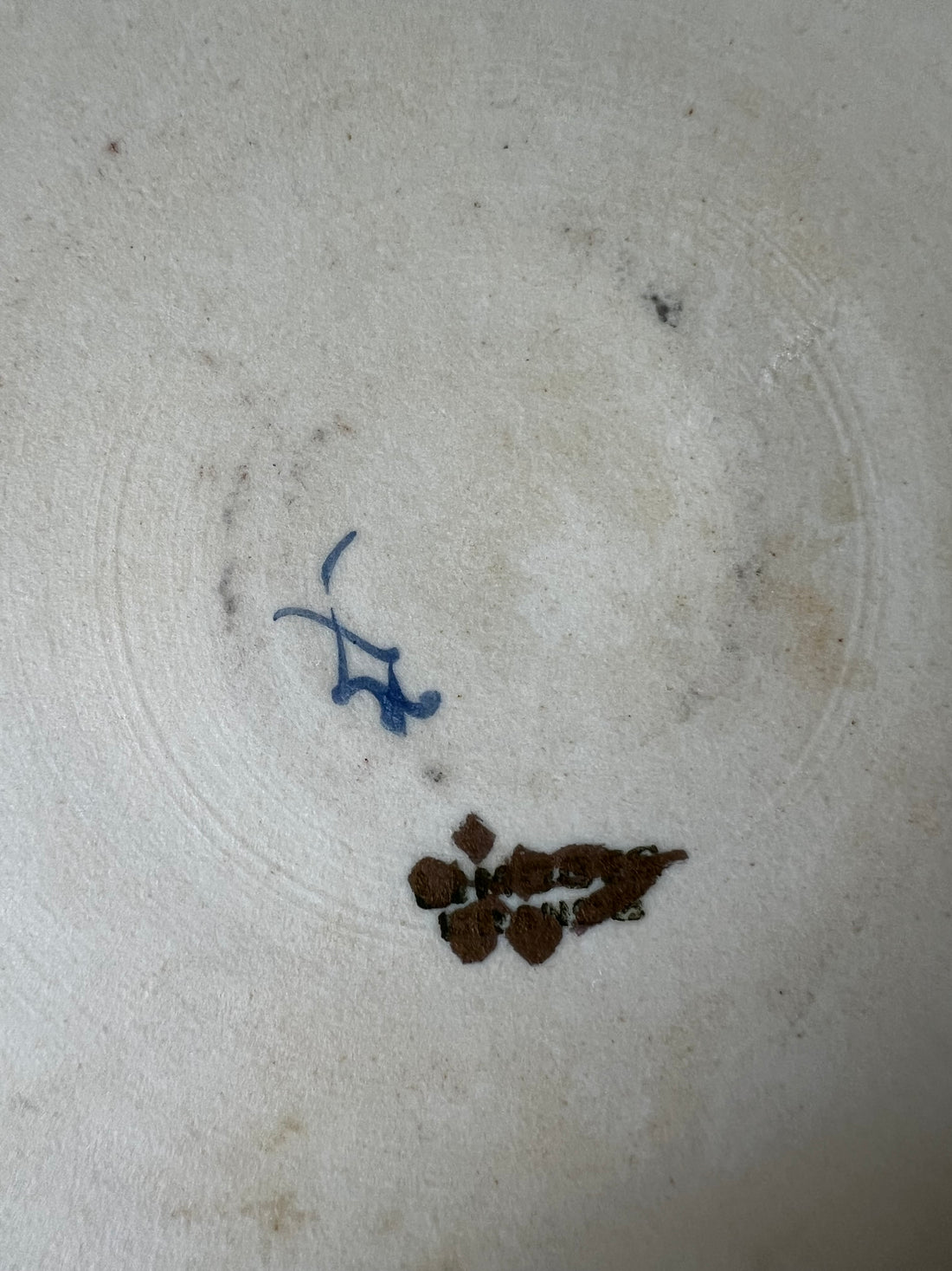 Plat rond XIXème en porcelaine de Paris