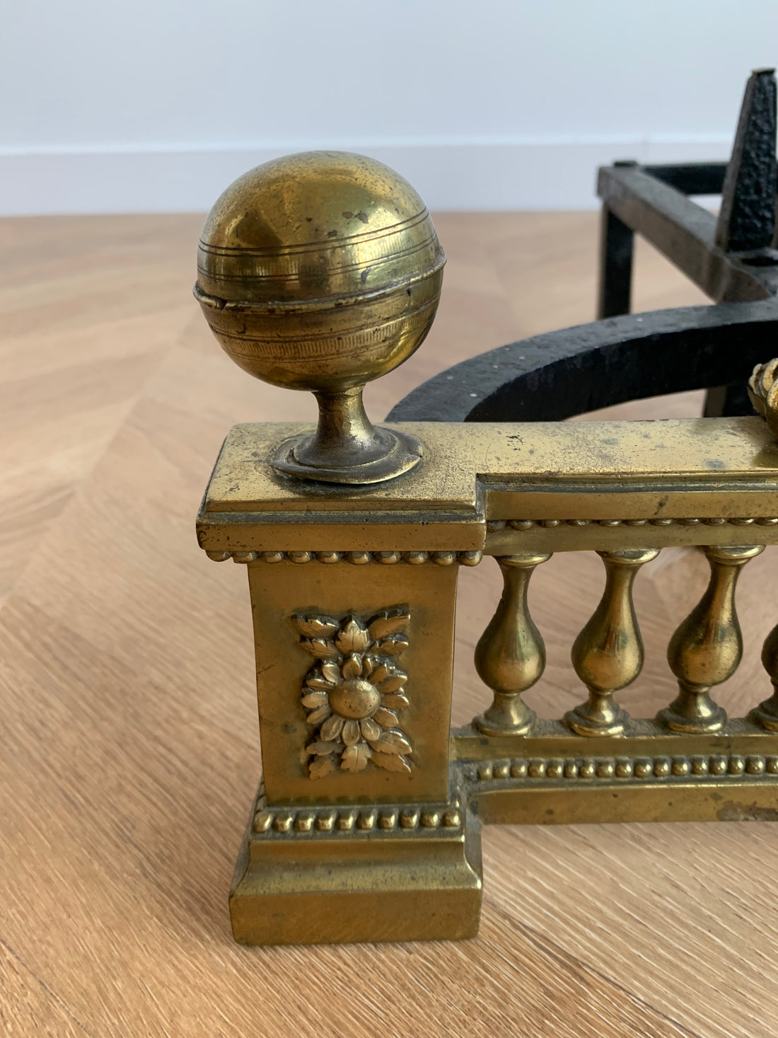 Paire de chenets Louis XVI aux lions