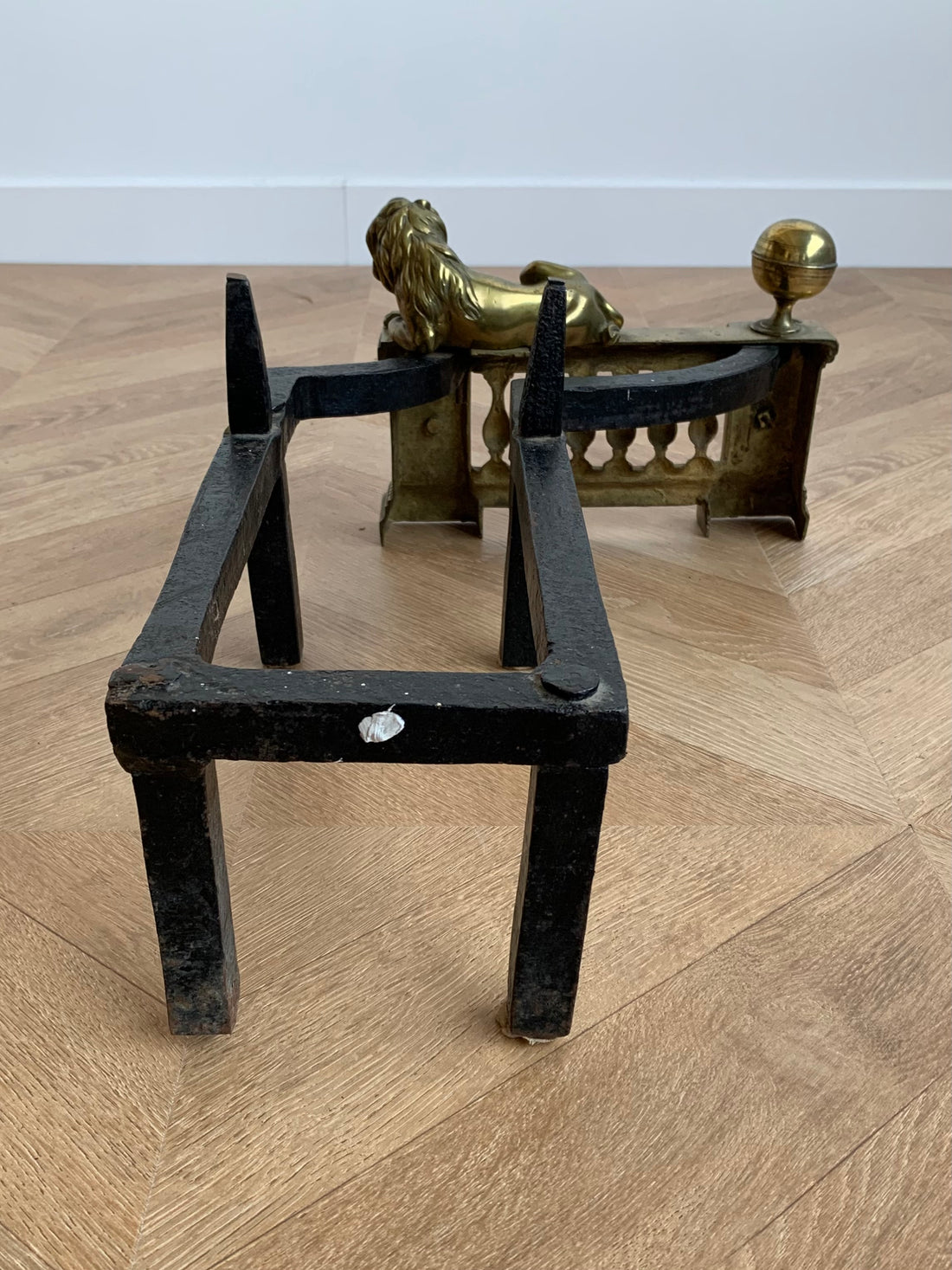 Paire de chenets Louis XVI aux lions