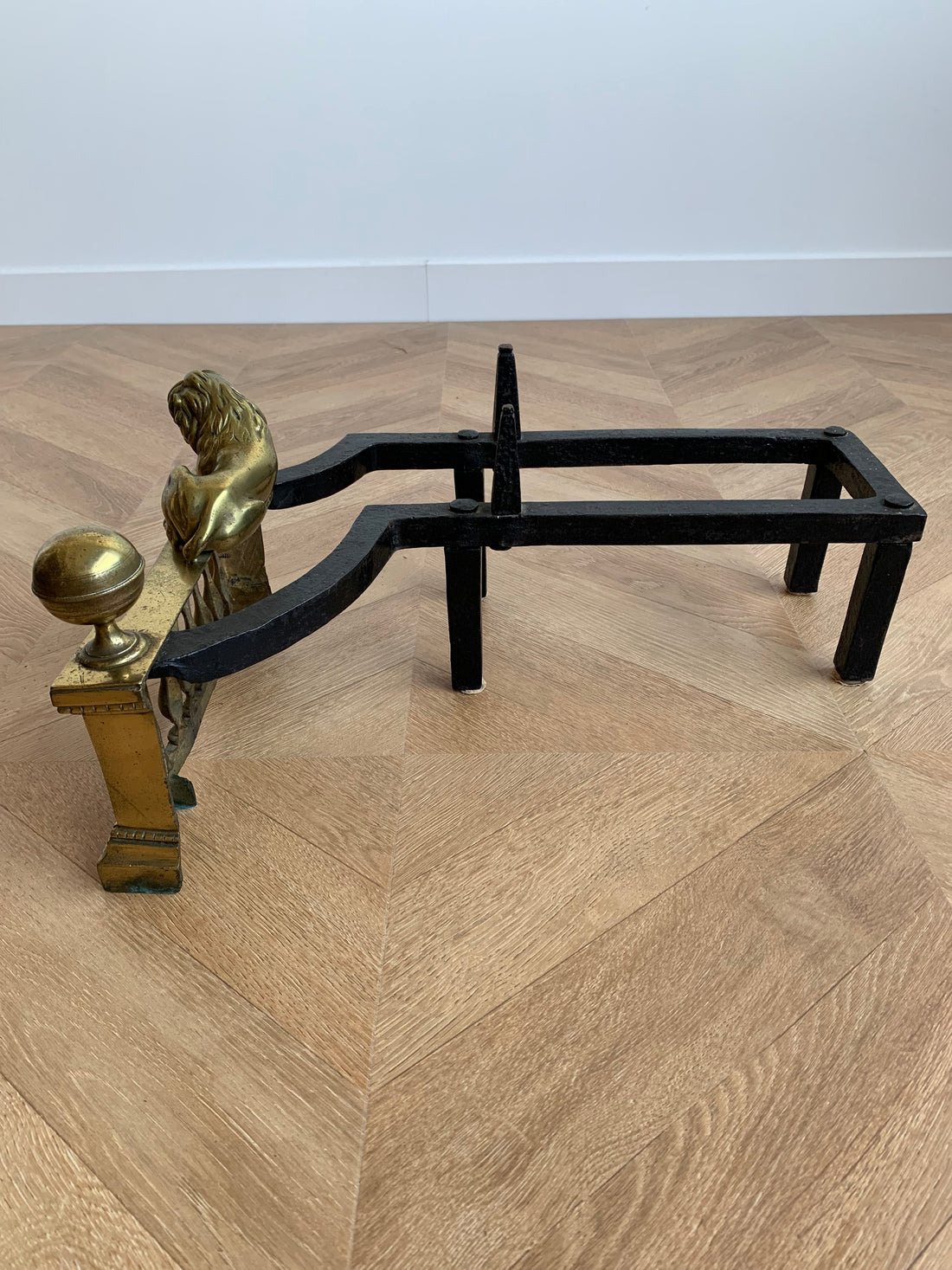 Paire de chenets Louis XVI aux lions