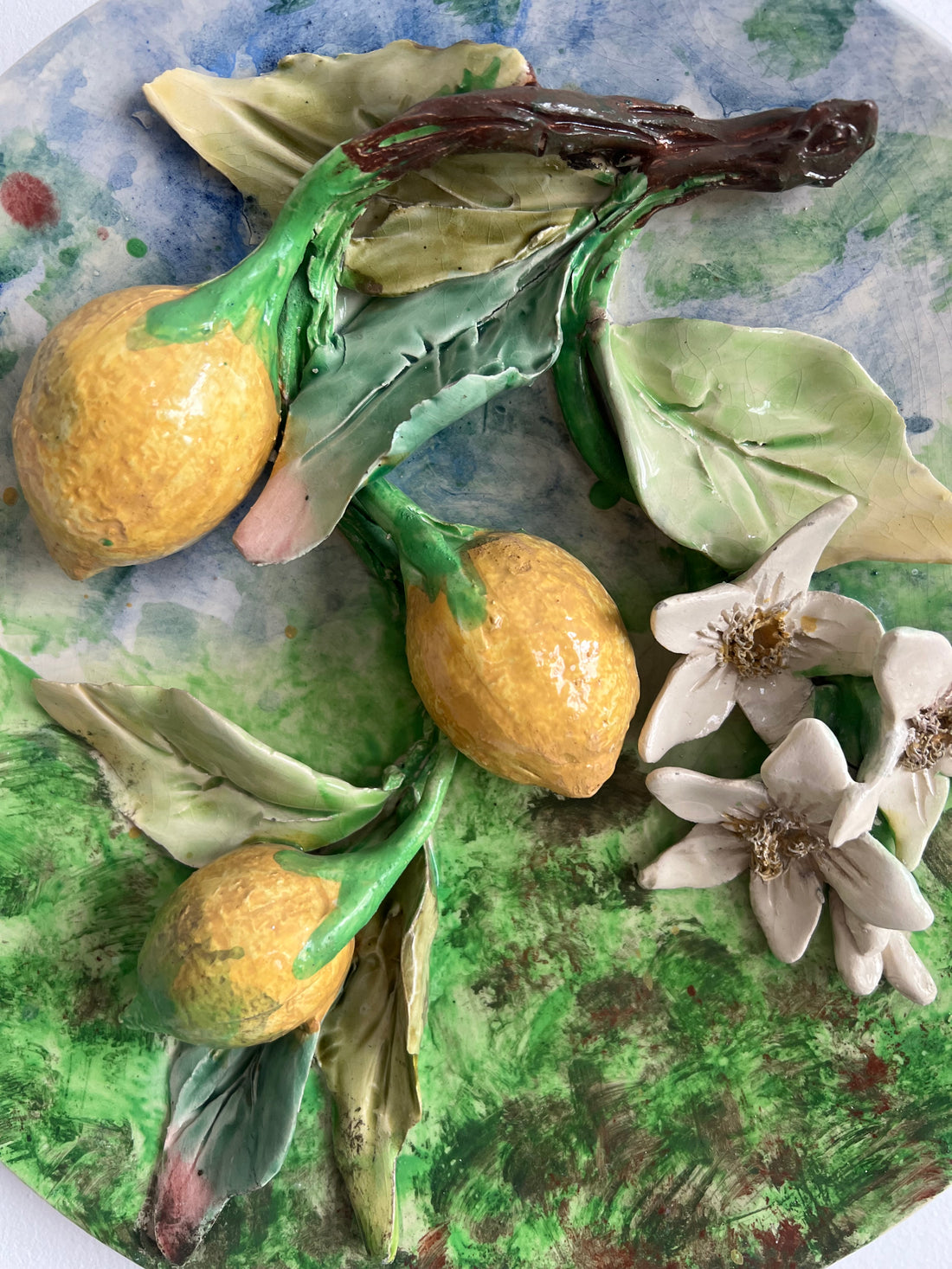 Paire d'assiettes Longchamp XIXème en barbotine (restaurées, livraison incluse)