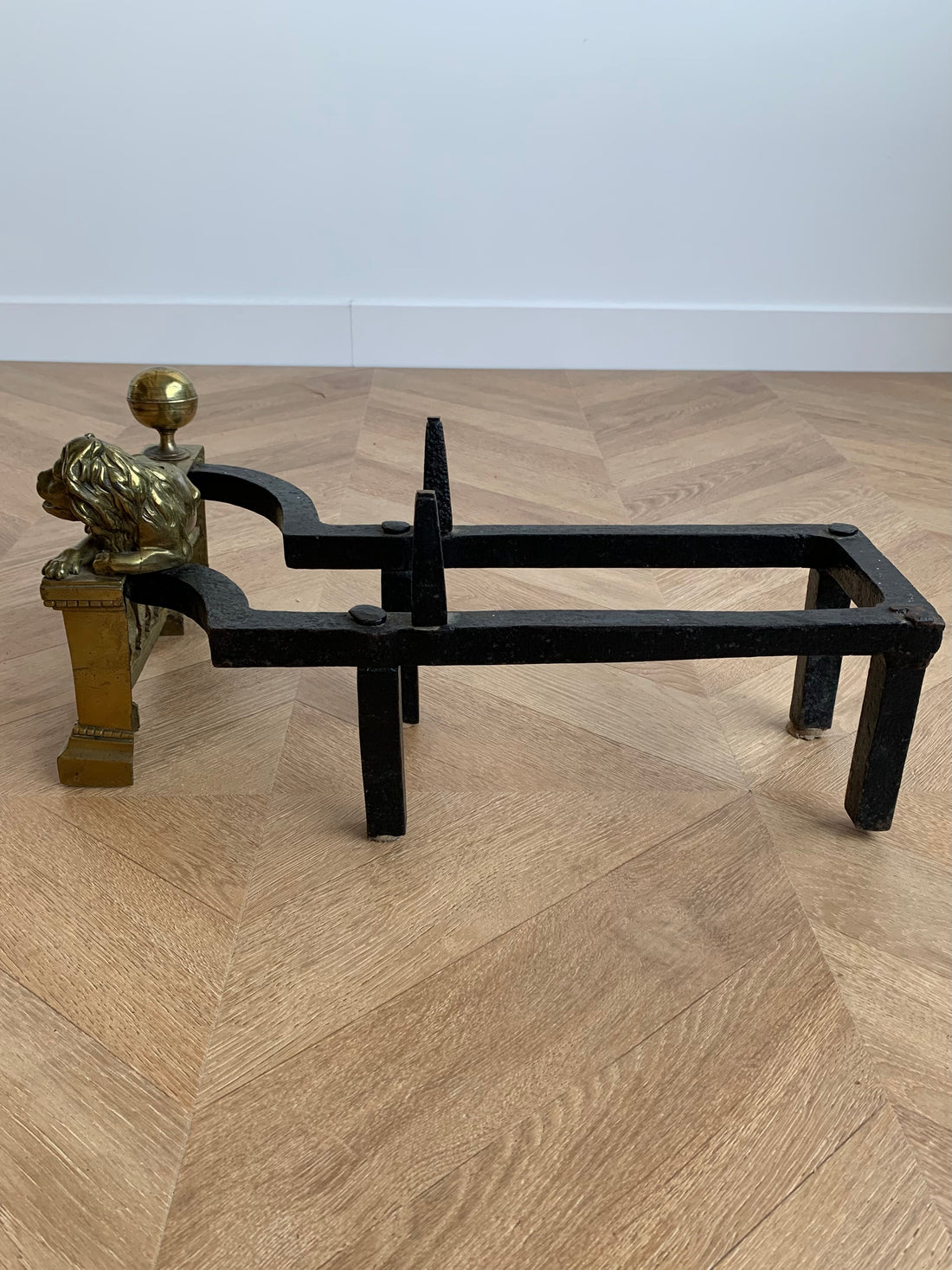 Paire de chenets Louis XVI aux lions