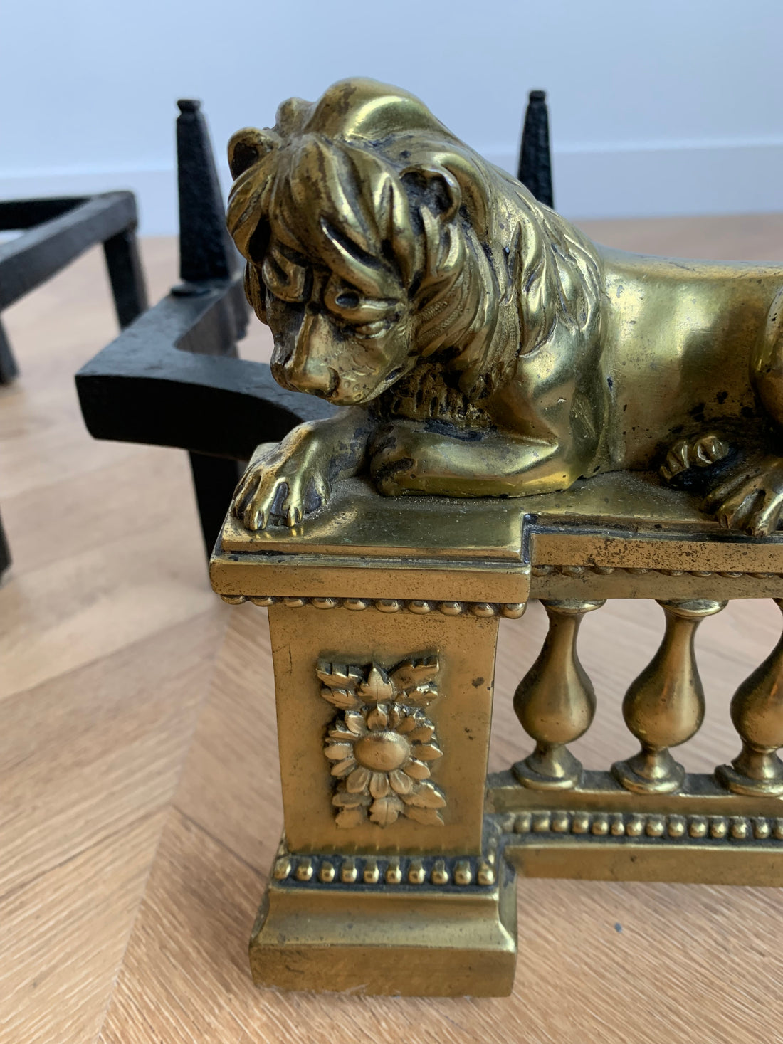 Paire de chenets Louis XVI aux lions