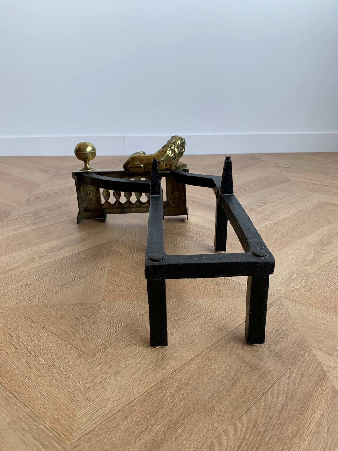 Paire de chenets Louis XVI aux lions