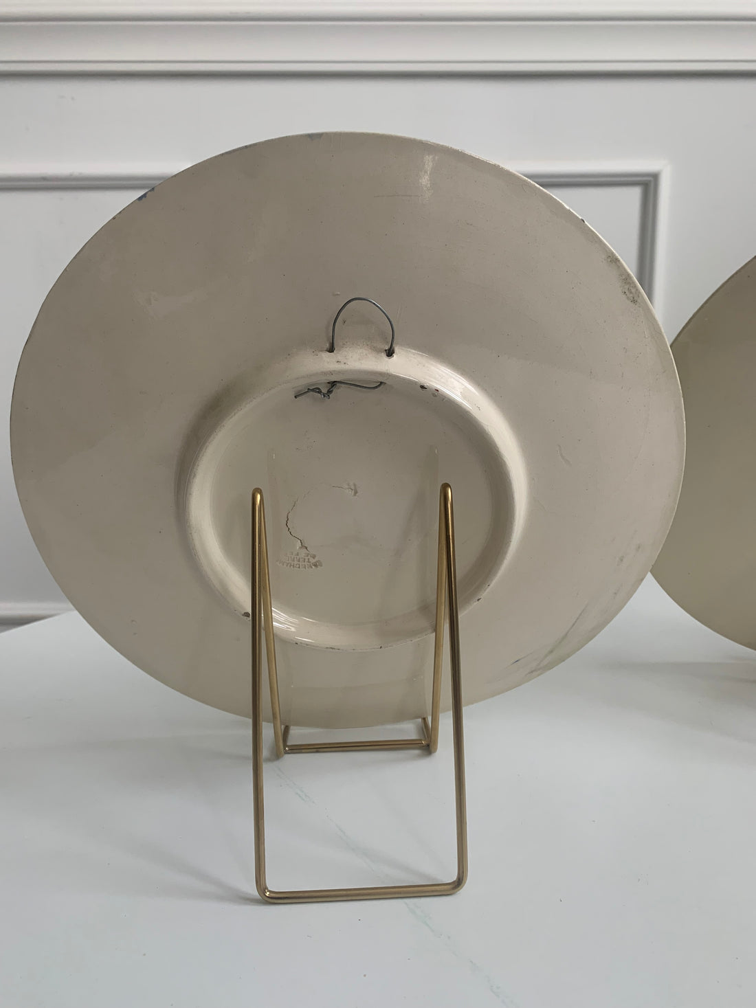 Paire d'assiettes Longchamp XIXème en barbotine (restaurées, livraison incluse)