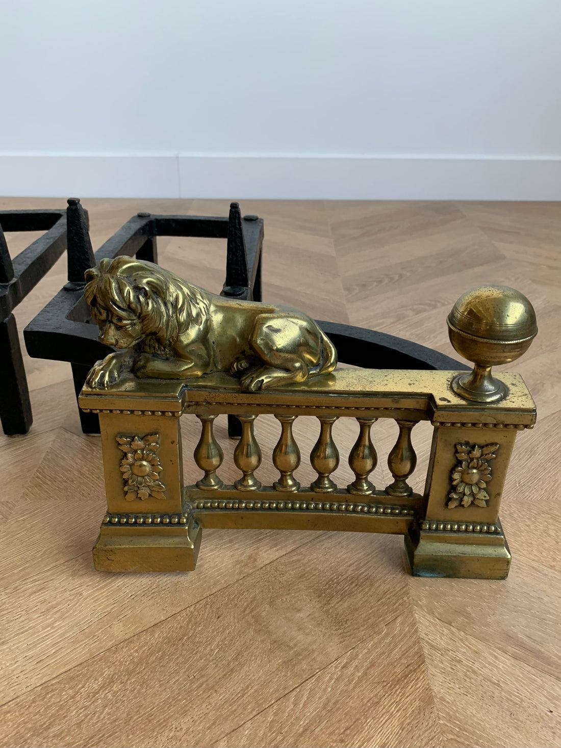 Paire de chenets Louis XVI aux lions