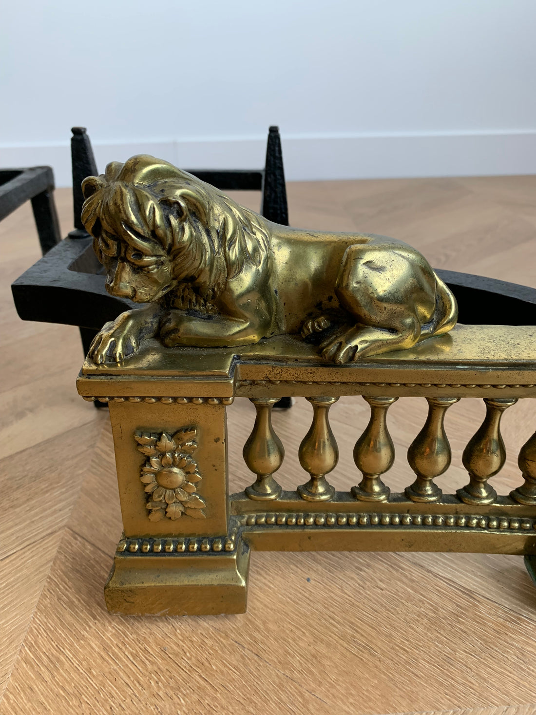 Paire de chenets Louis XVI aux lions