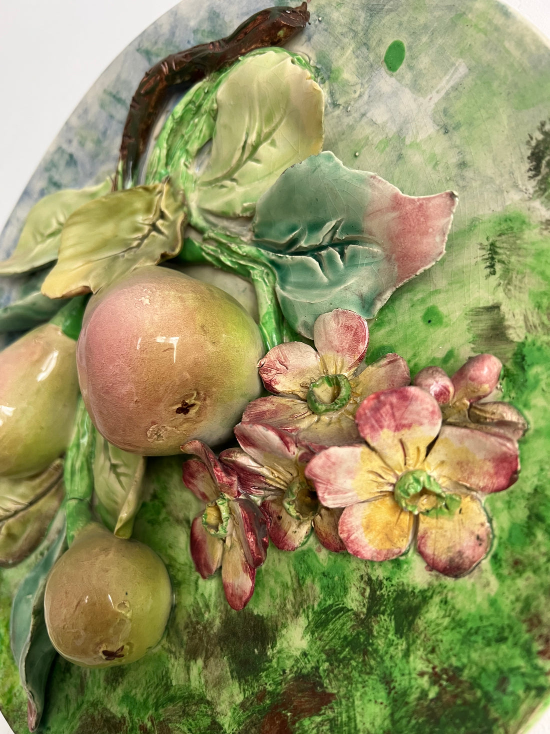 Paire d'assiettes Longchamp XIXème en barbotine (restaurées, livraison incluse)