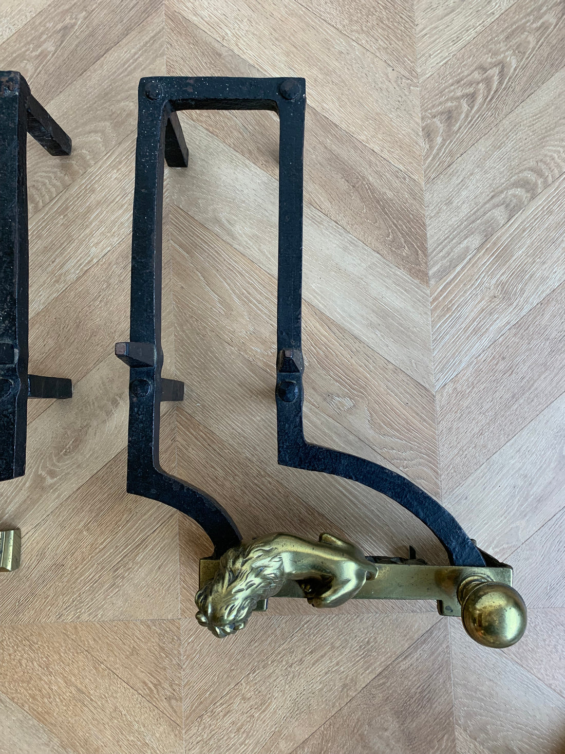 Paire de chenets Louis XVI aux lions