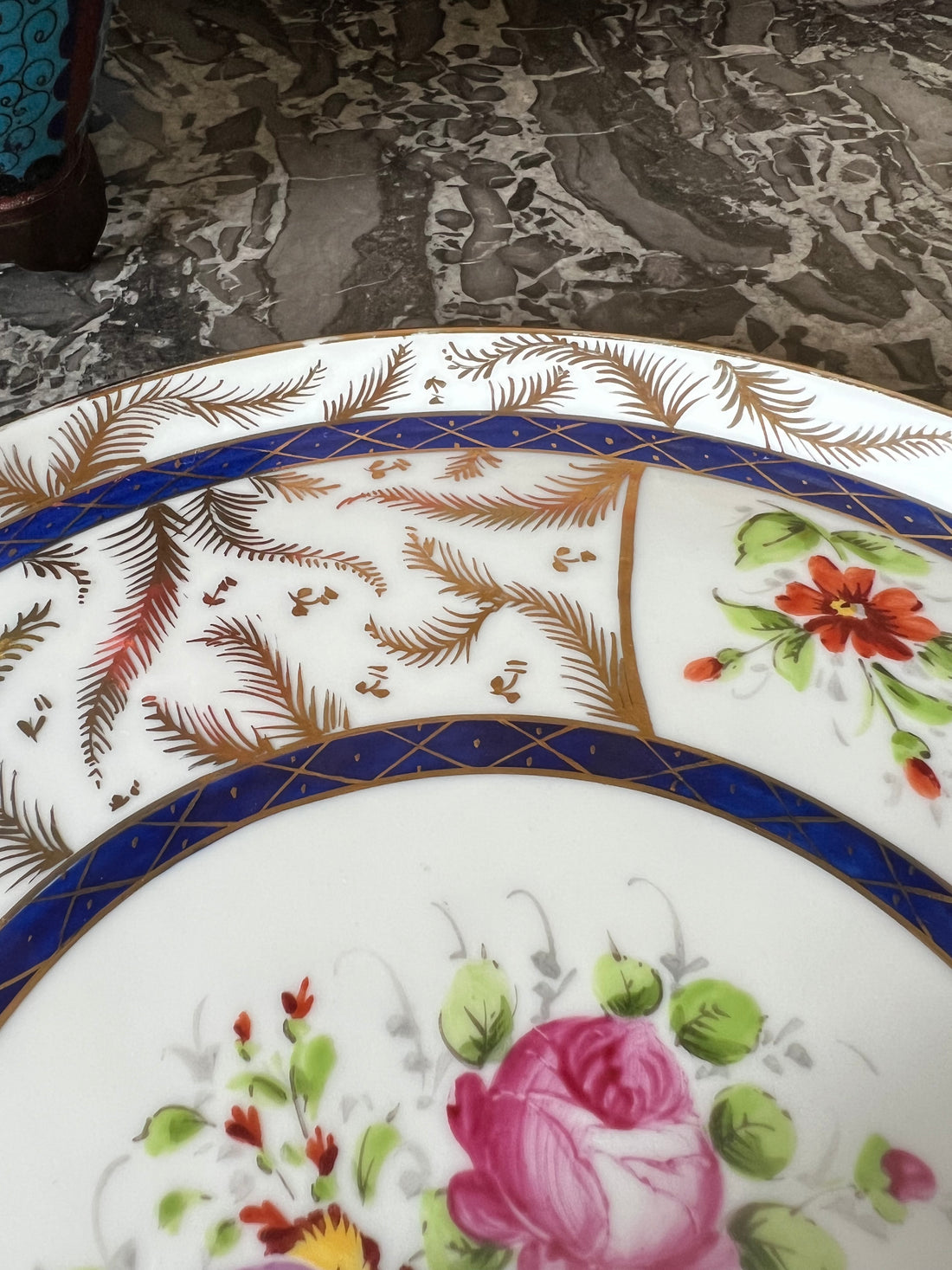 Plat rond XIXème en porcelaine de Paris