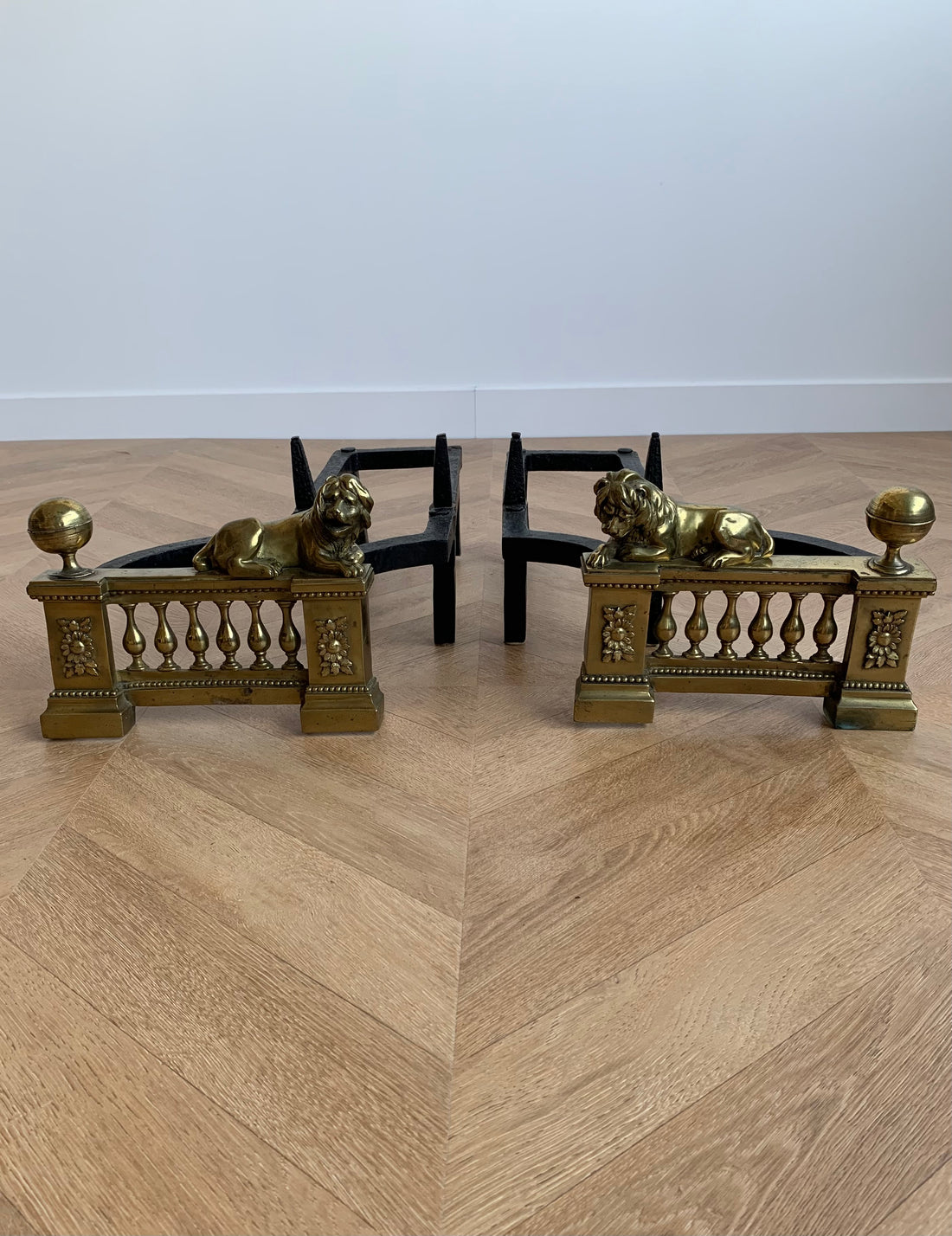 Paire de chenets Louis XVI aux lions