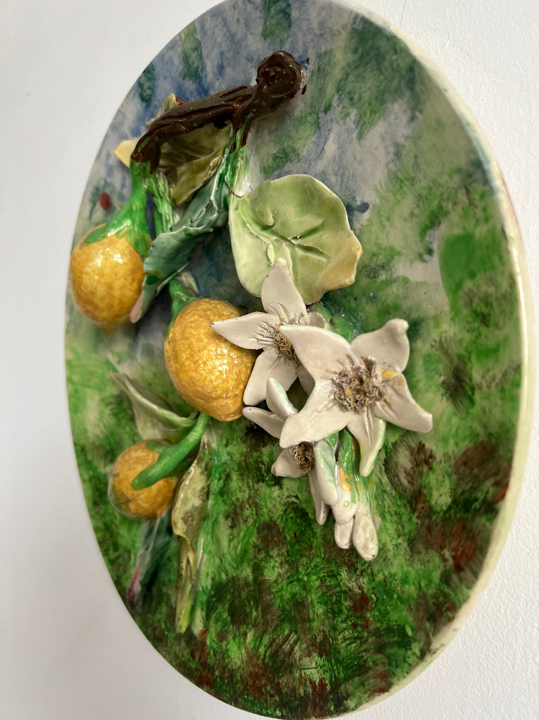 Paire d'assiettes Longchamp XIXème en barbotine (restaurées, livraison incluse)