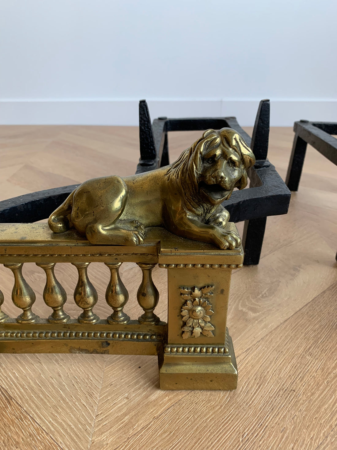 Paire de chenets Louis XVI aux lions