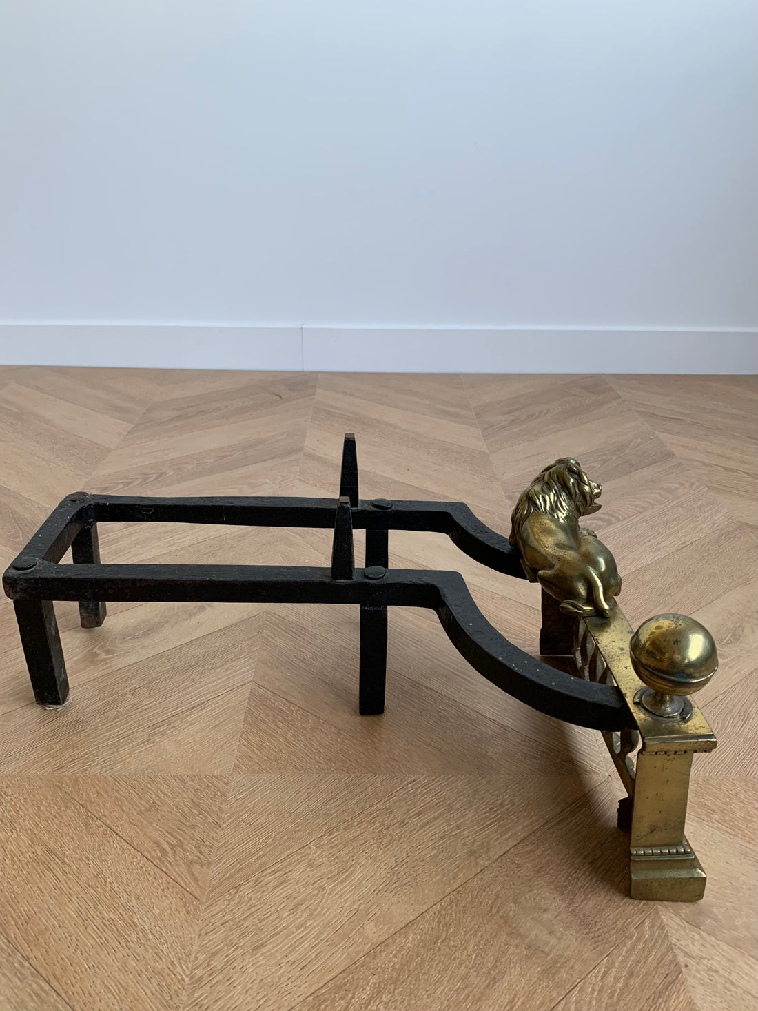 Paire de chenets Louis XVI aux lions