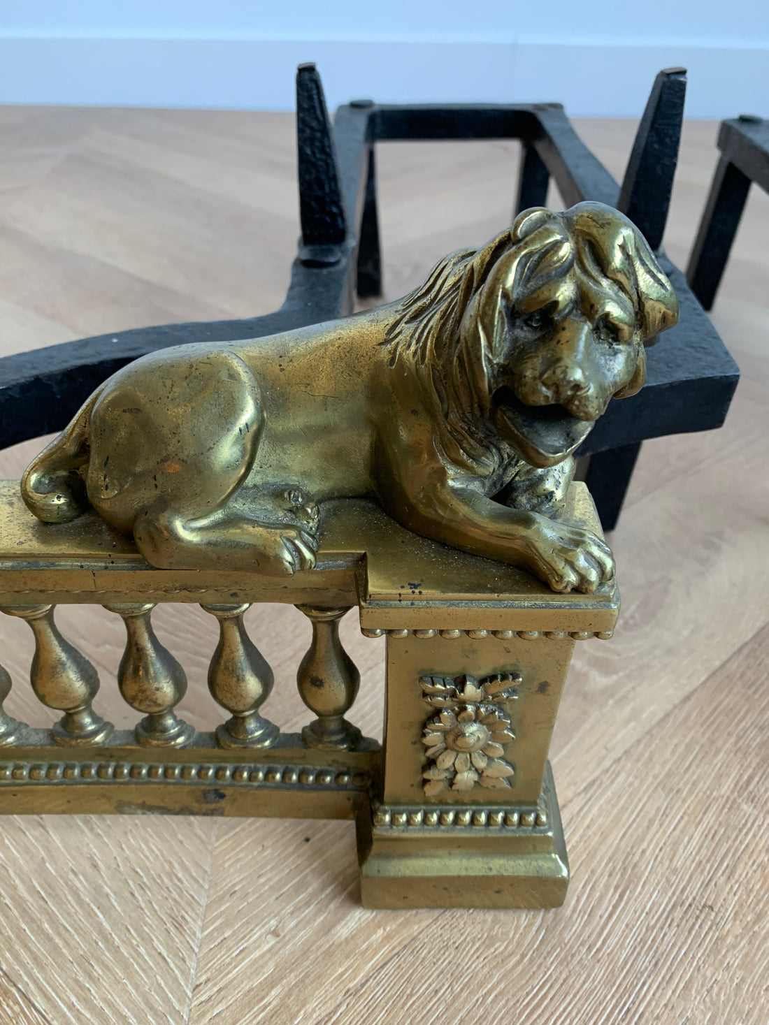 Paire de chenets Louis XVI aux lions