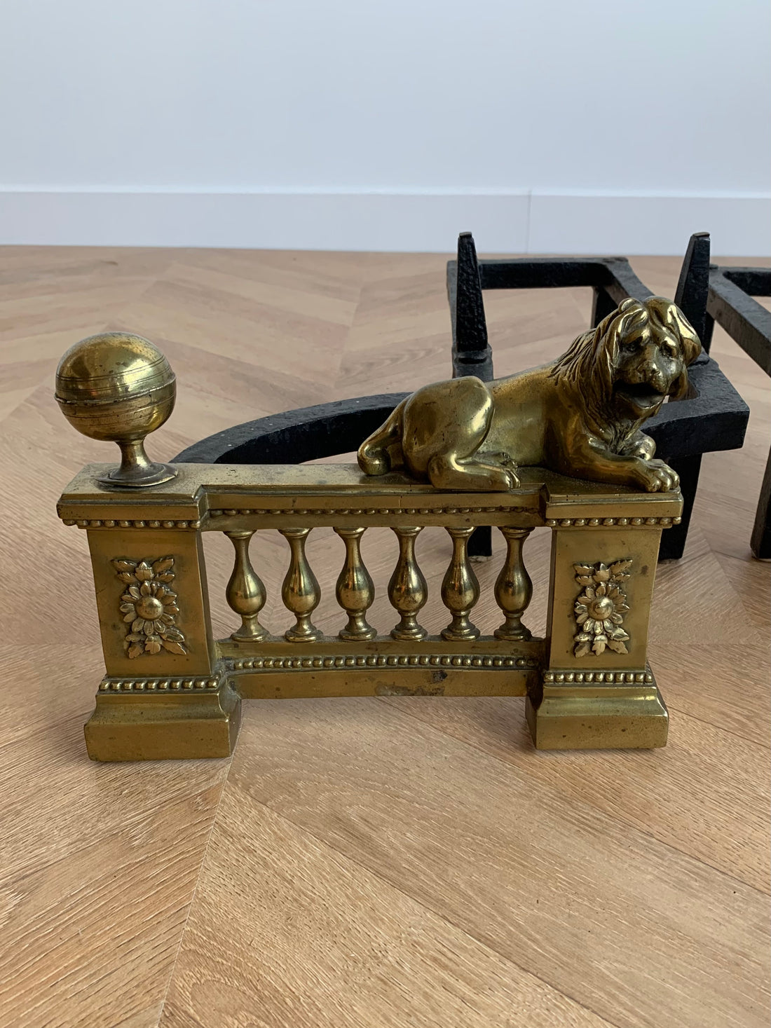 Paire de chenets Louis XVI aux lions