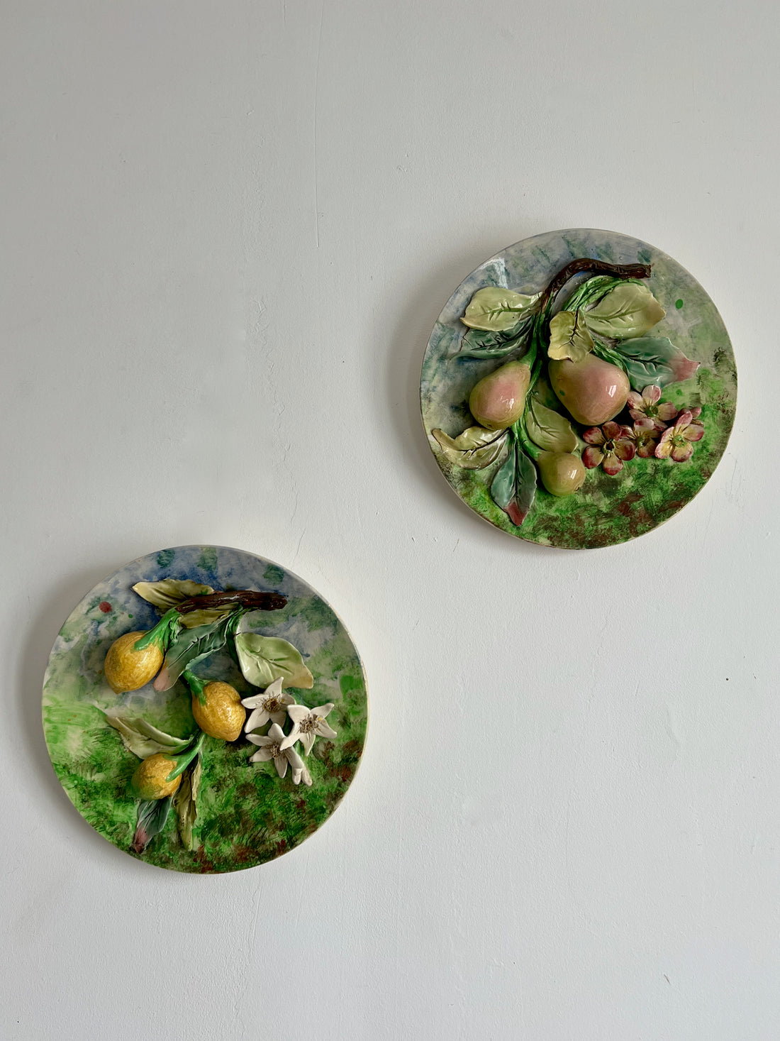 Paire d'assiettes Longchamp XIXème en barbotine (restaurées, livraison incluse)