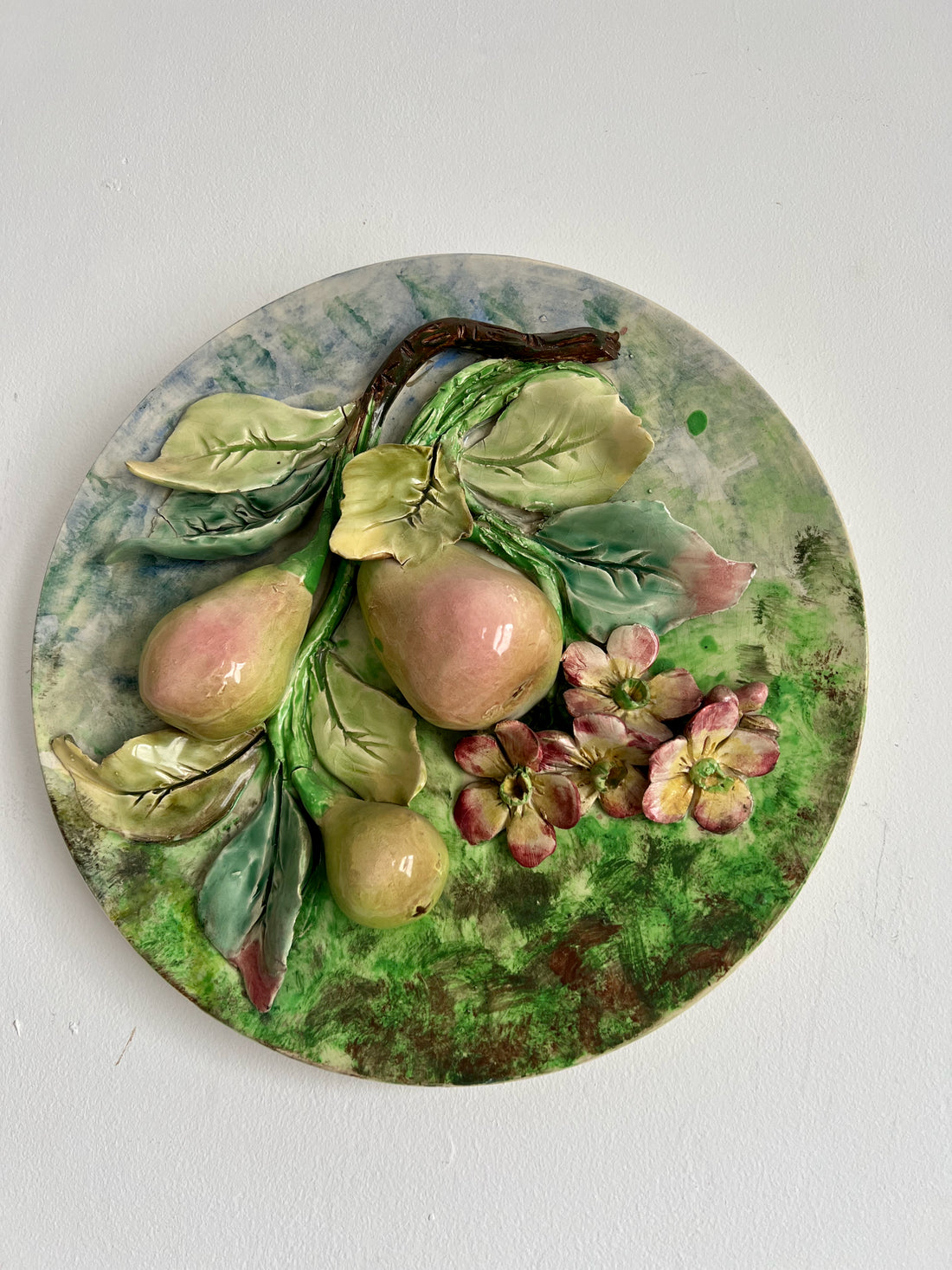 Paire d'assiettes Longchamp XIXème en barbotine (restaurées, livraison incluse)