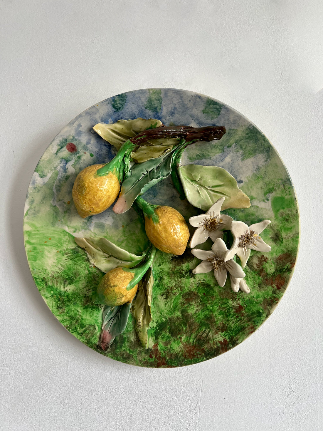 Paire d'assiettes Longchamp XIXème en barbotine (restaurées, livraison incluse)