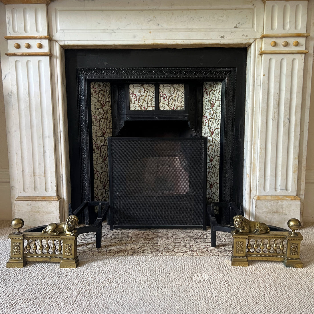 Paire de chenets Louis XVI aux lions