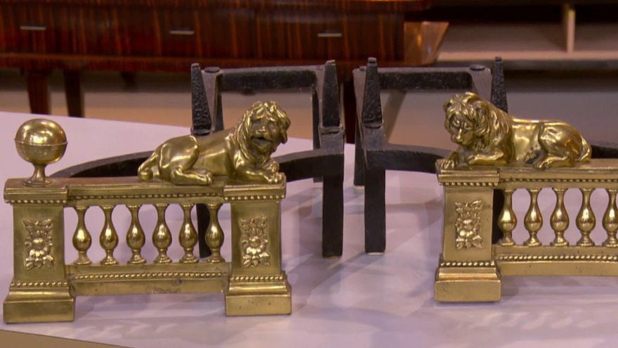 Paire de chenets Louis XVI aux lions