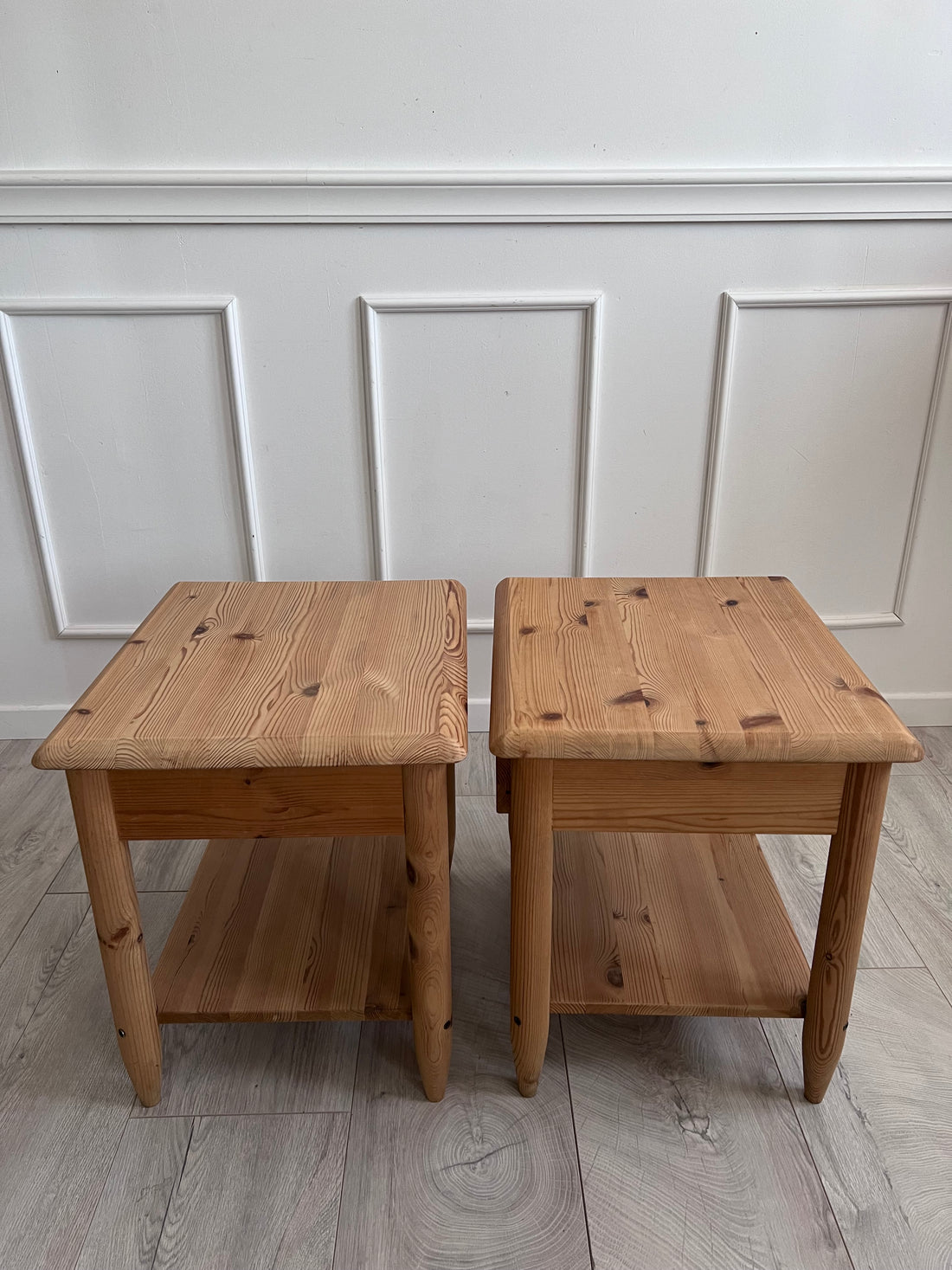 Paire de tables de chevets en pin