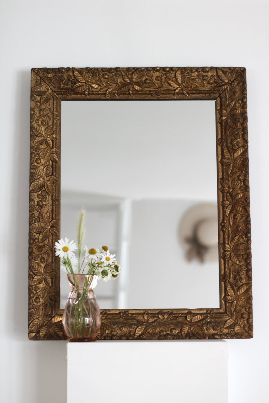 Miroir ancien au décor de mûres, vers 1930