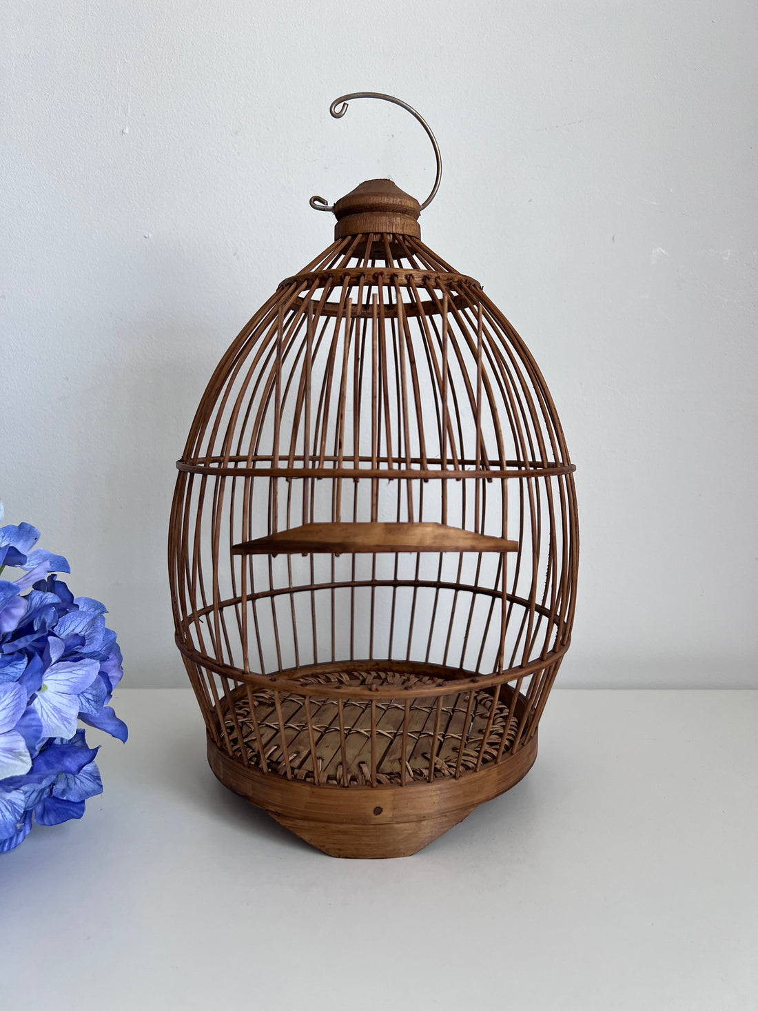 Petite cage ancienne avec porte coulissante