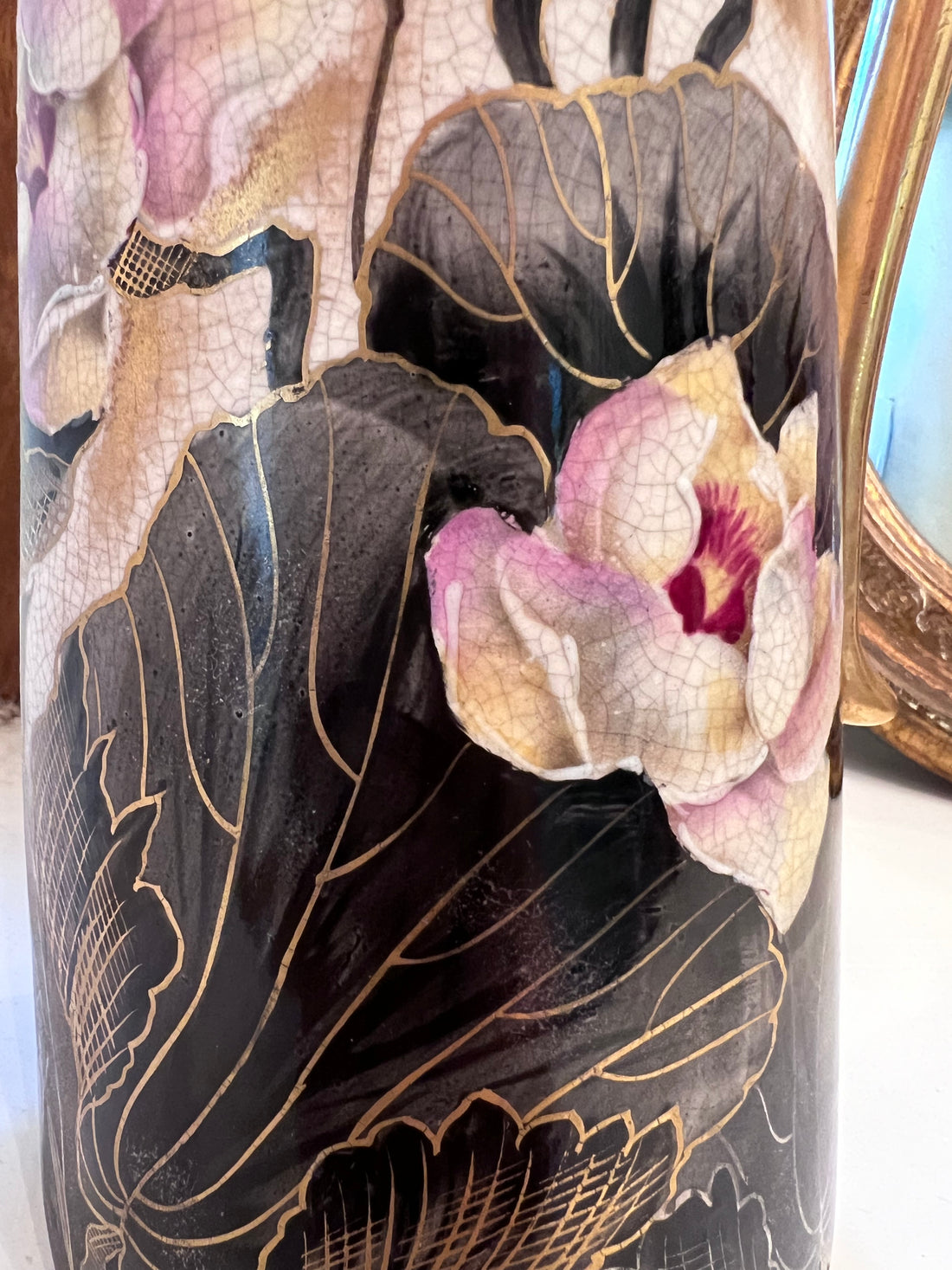 Grand pichet Falcon Ware Art Déco - décor floral, rehauts émaillés et dorés- Angleterre, vers 1930