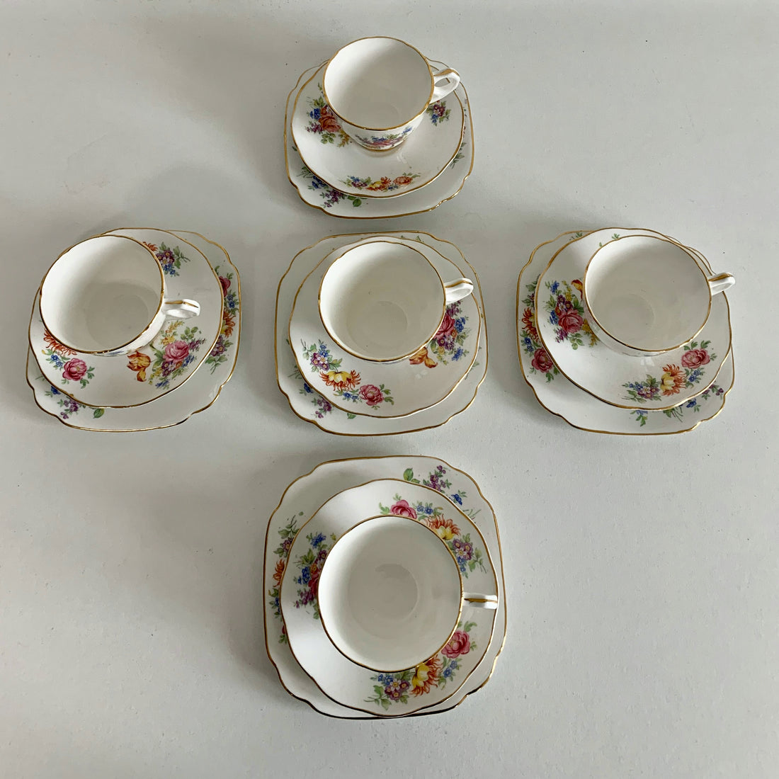 Service anglais fleuri 5 tasses, sous-tasses et assiettes à biscuits