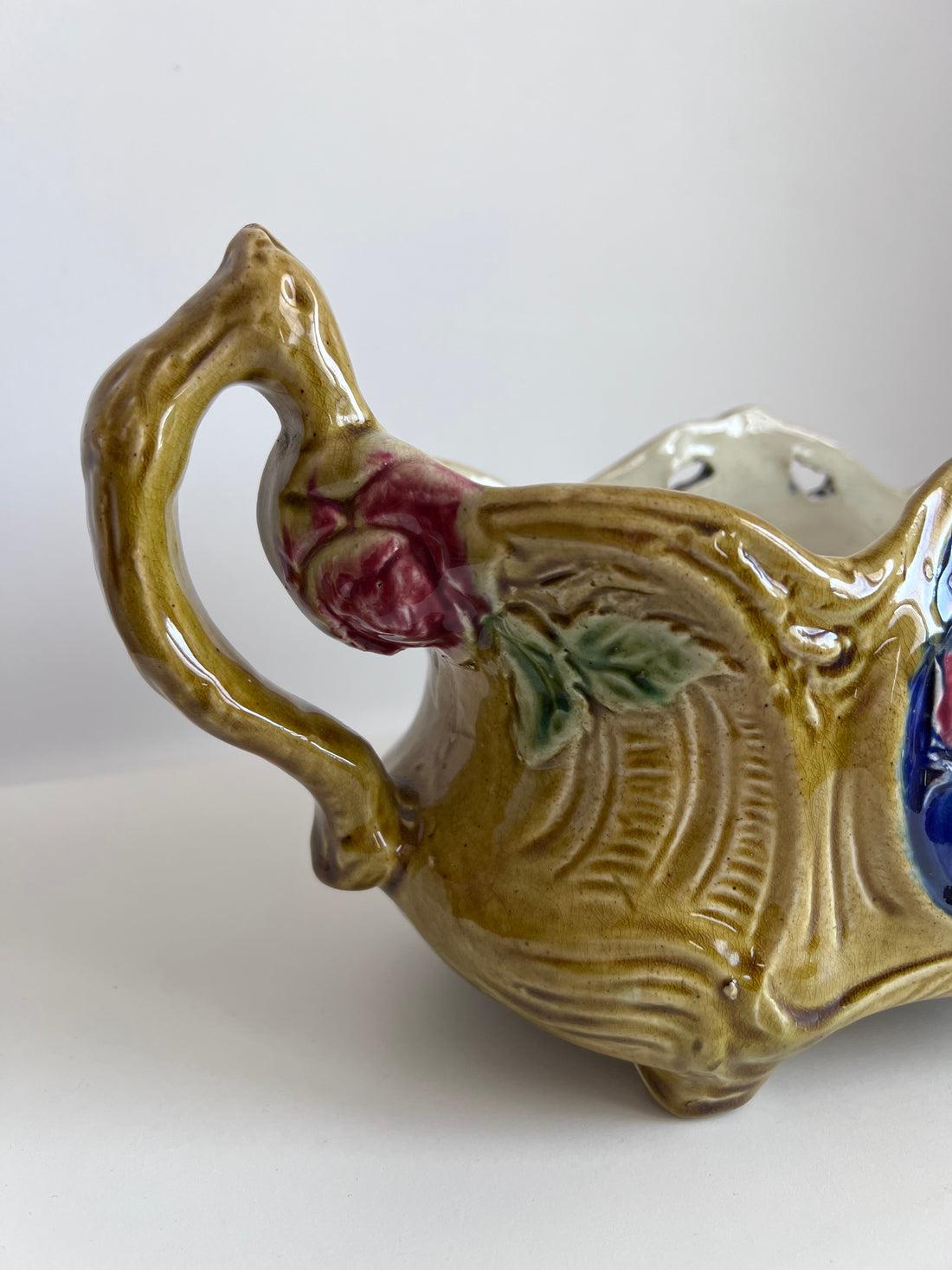 Grande jardinière Art Nouveau en barbotine aux roses 1890-1900