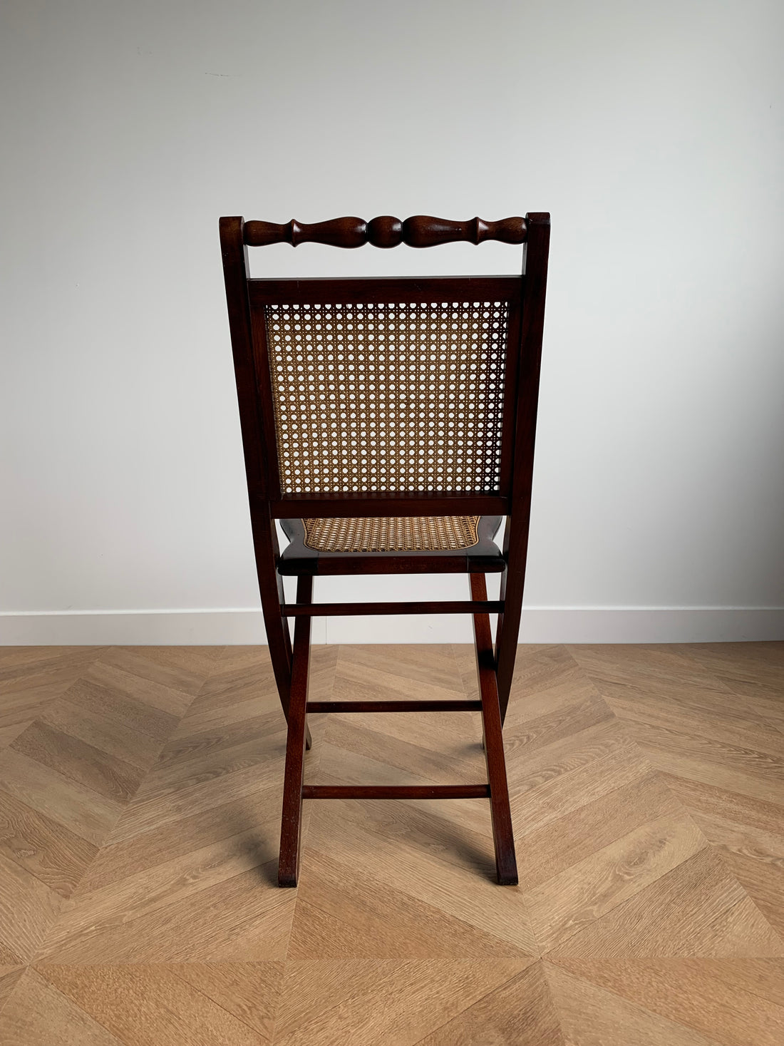 Ensemble de trois chaises cannées pliantes