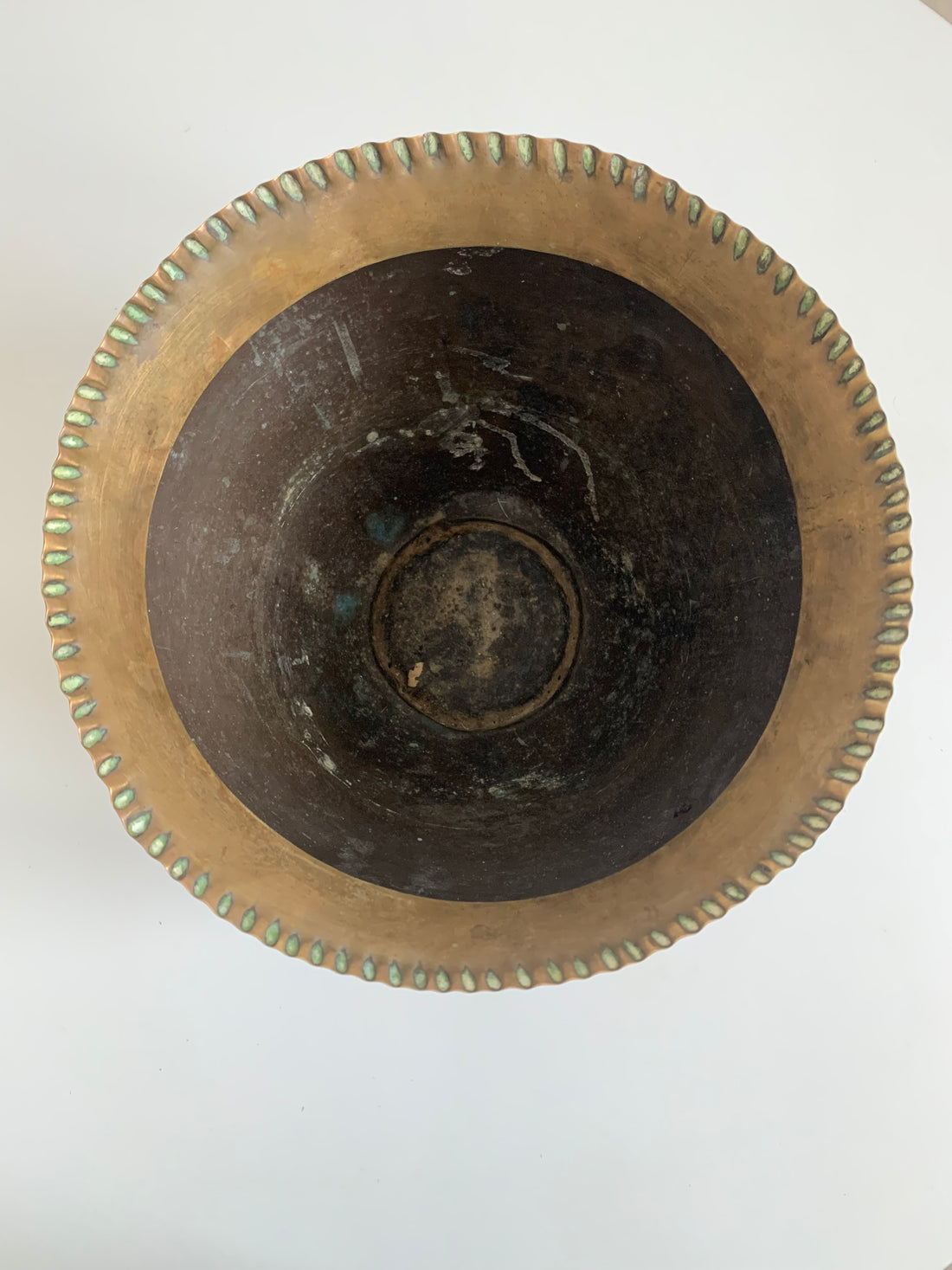 Paire de cache-pots en laiton martelé