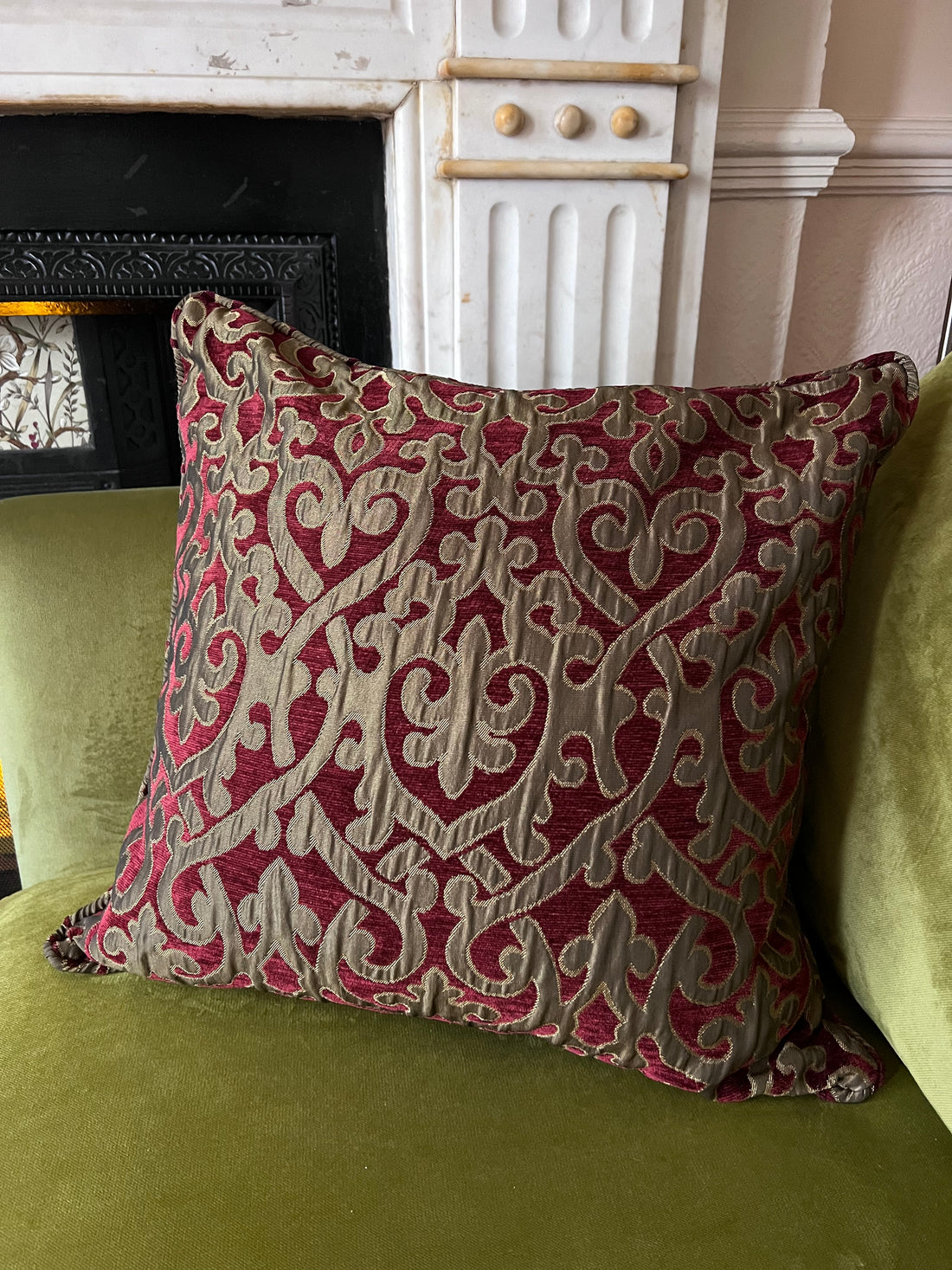 Coussin anglais en velours brodé