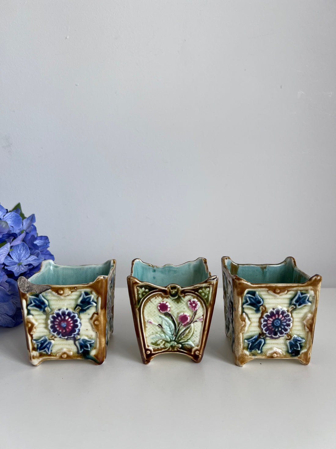 Série de 3 petits cache-pots en barbotine 1900