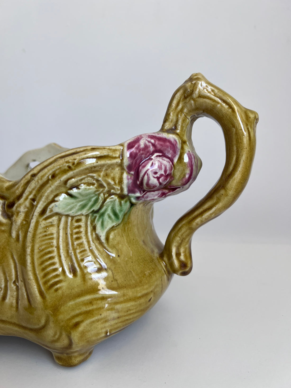 Grande jardinière Art Nouveau en barbotine aux roses 1890-1900