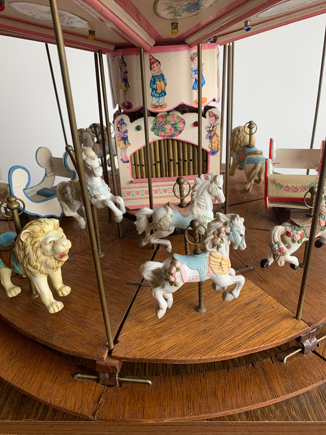 Carrousel artisanal aux chevaux de bois