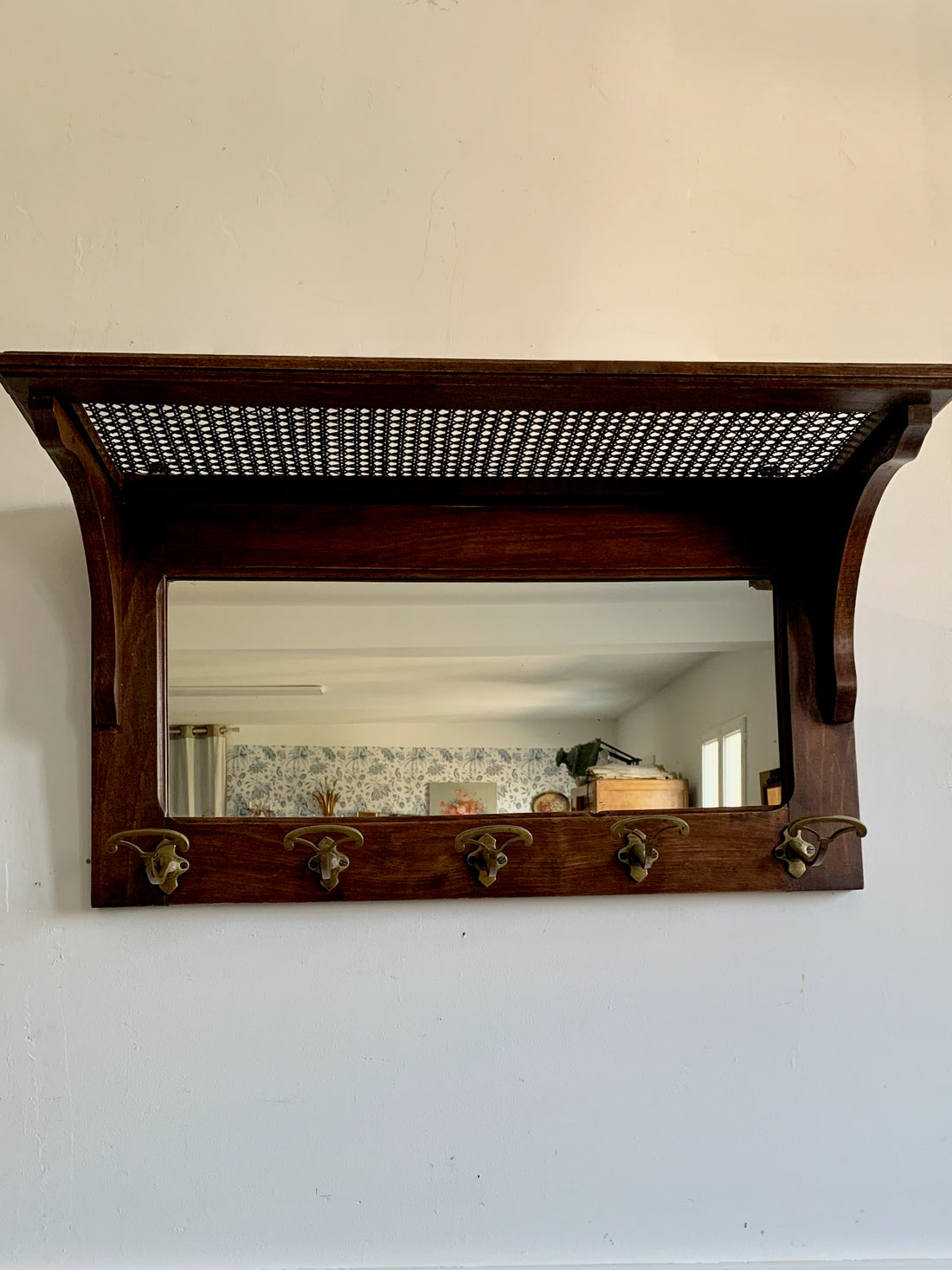 Porte-manteau miroir avec étagère cannée