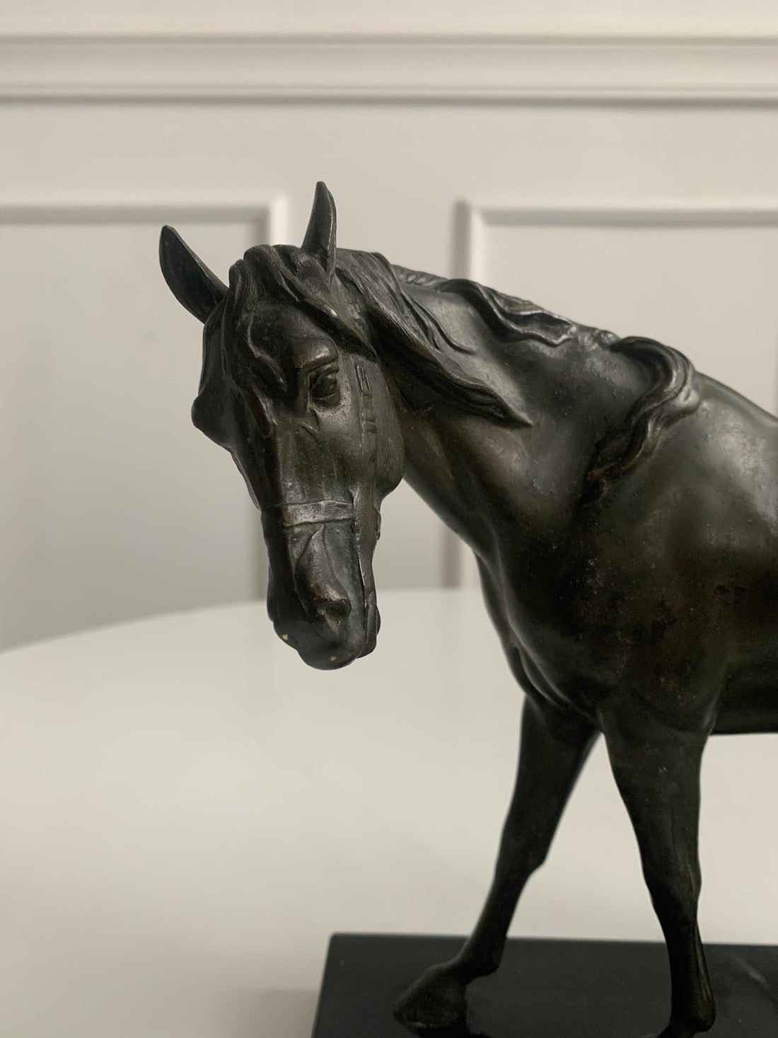Cheval sur marbre noir