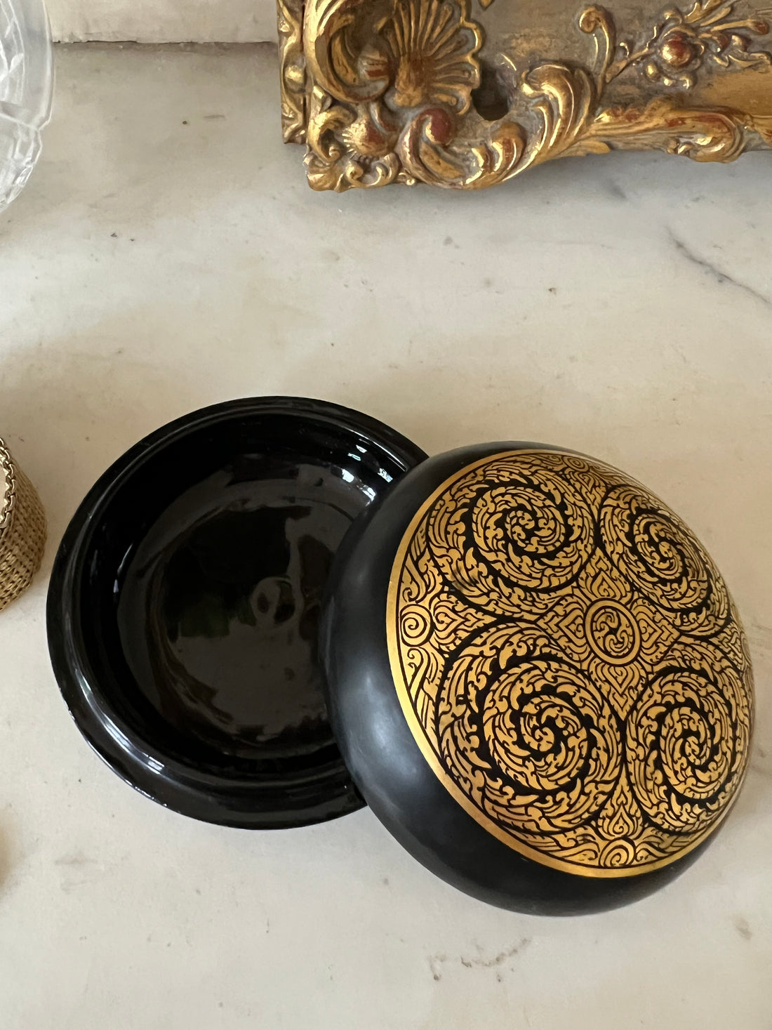 Boîte à bijoux laquée noir et or