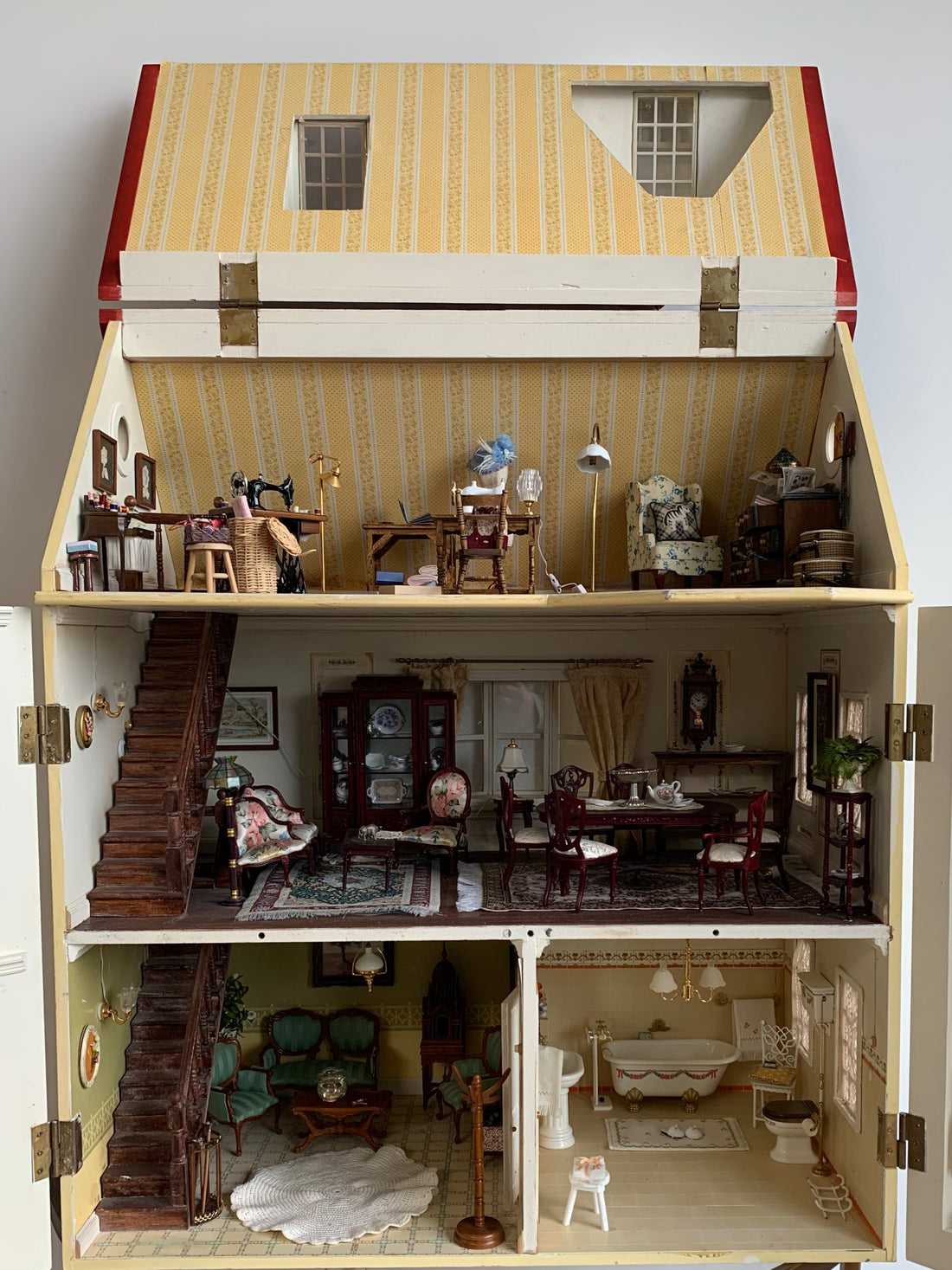 Ancienne maison de poupée