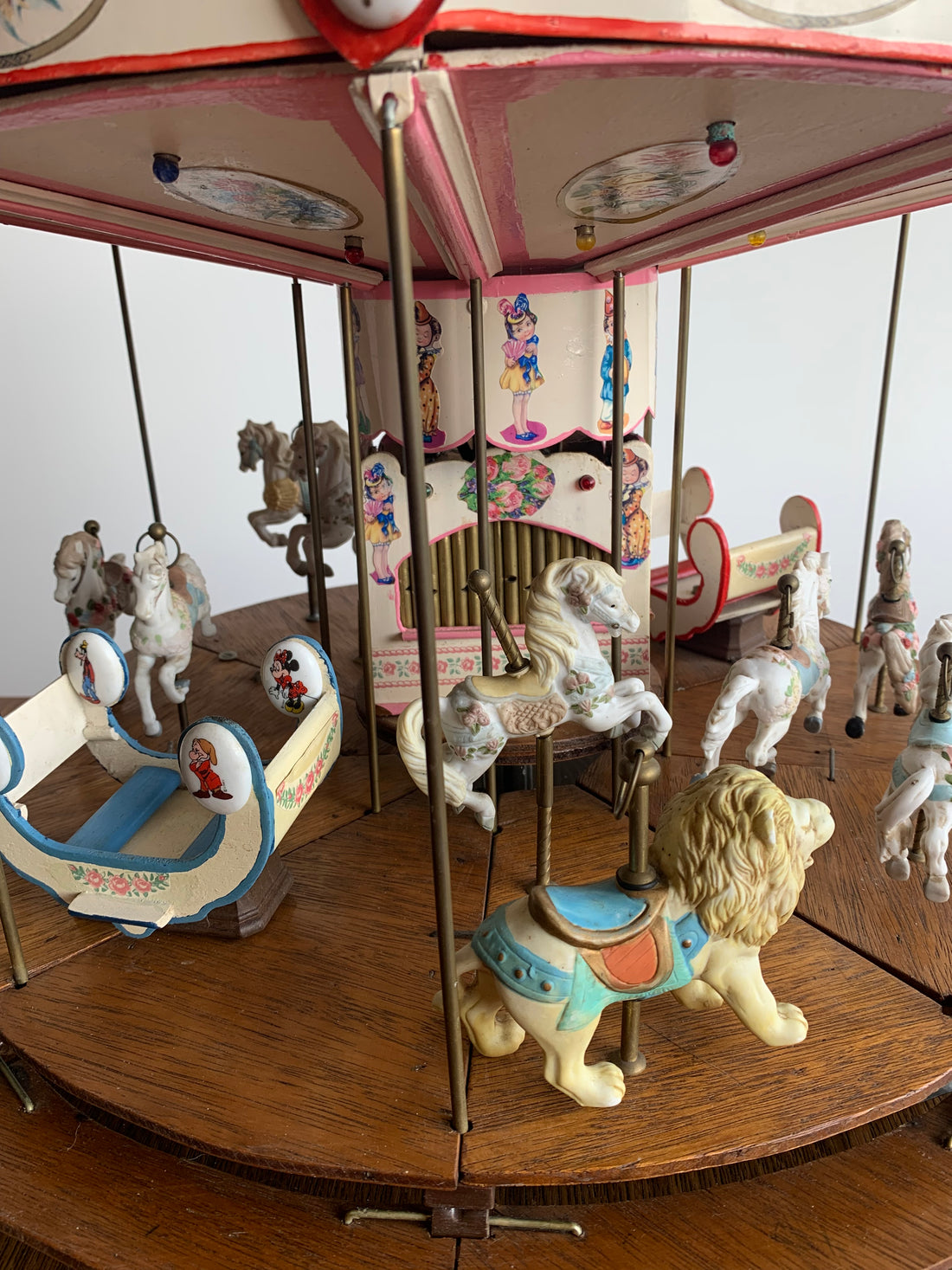 Carrousel artisanal aux chevaux de bois