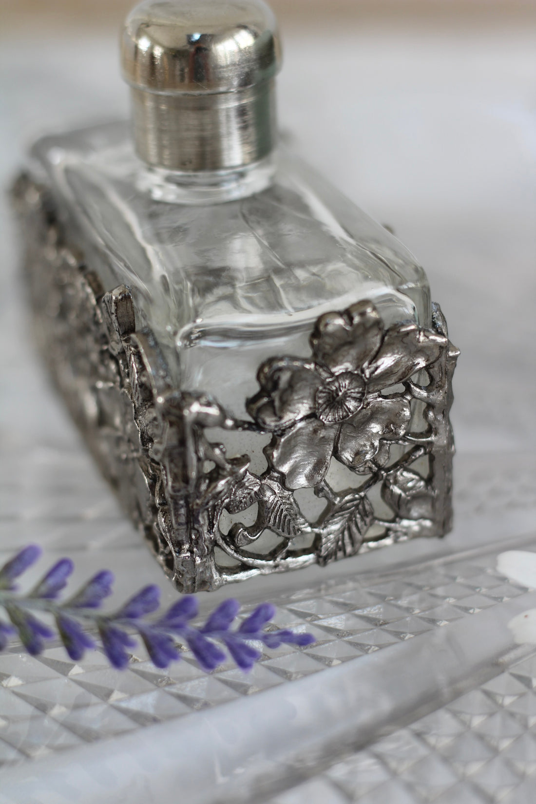 Flacon à parfum ancien à monture florale
