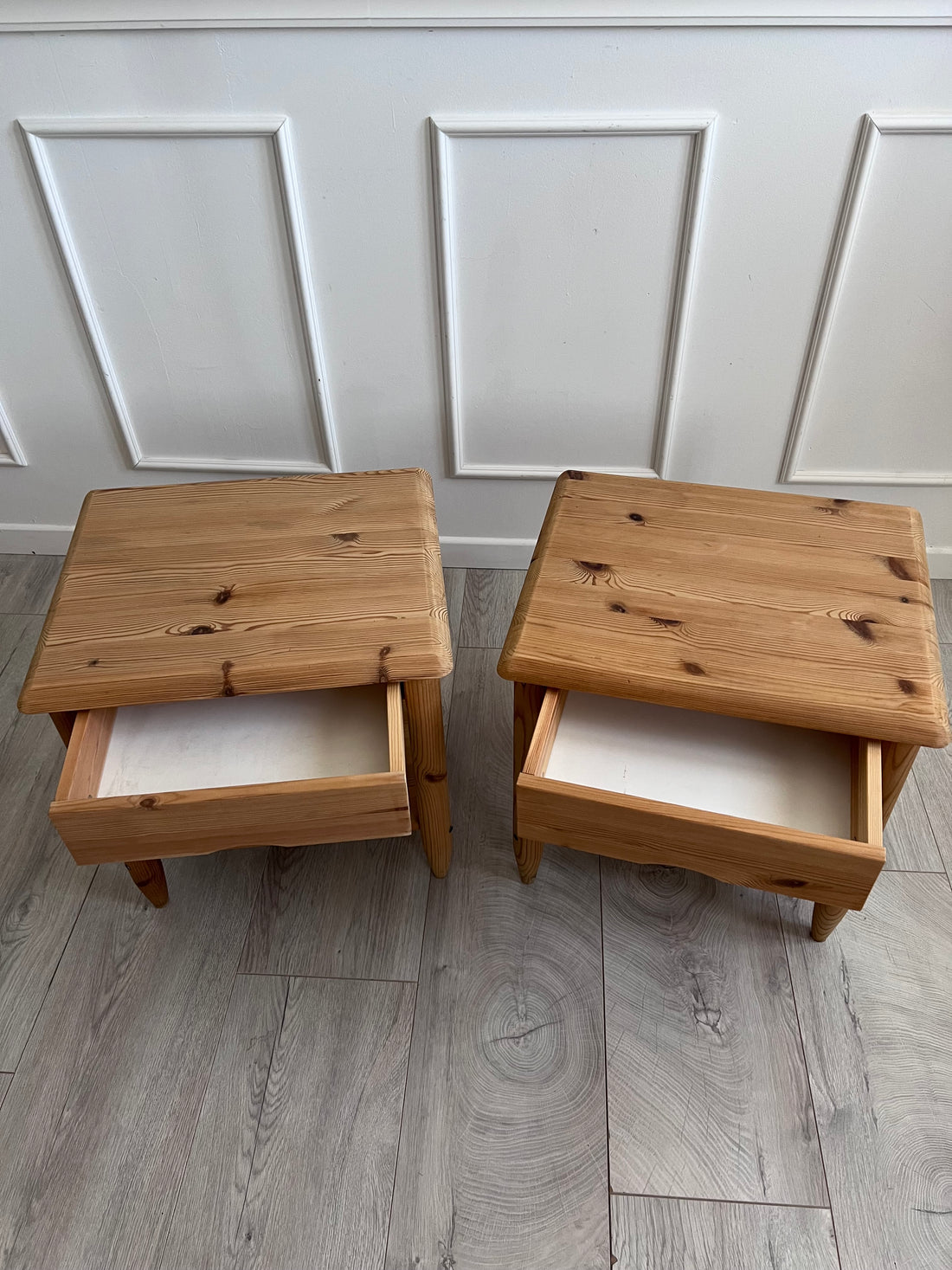 Paire de tables de chevets en pin