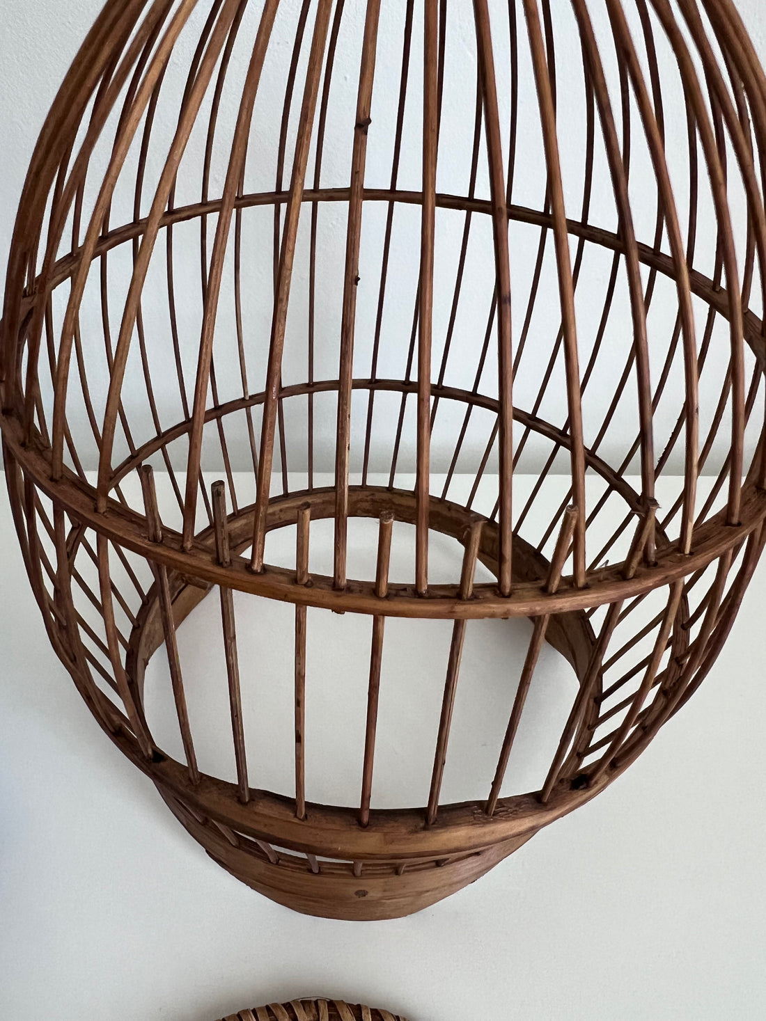 Petite cage ancienne avec porte coulissante