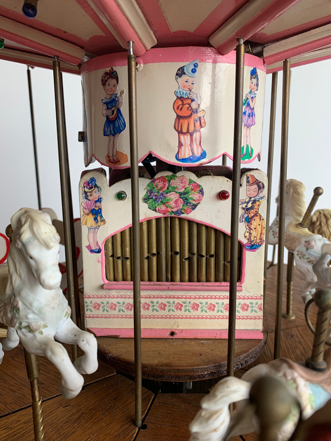 Carrousel artisanal aux chevaux de bois